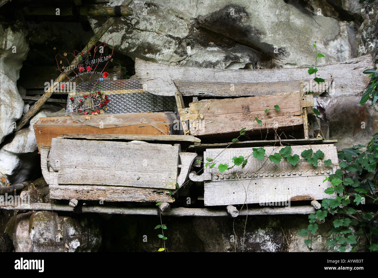 Indonésie : Cercueils dans une chambre funéraire des tombes dans les grottes de l'île de Sulawesi, Londa Banque D'Images