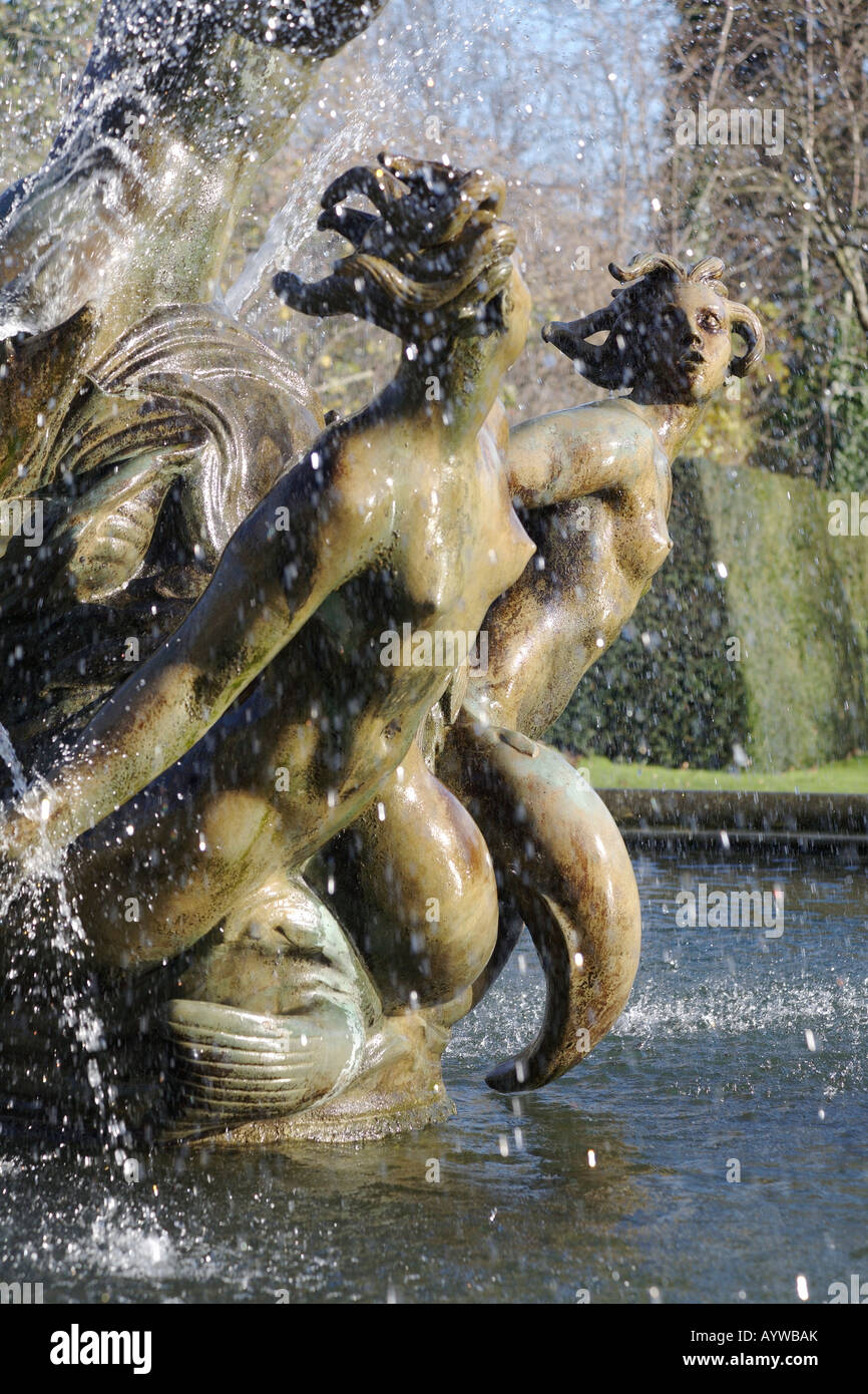 Ronde des statues la fontaine du Triton. Queen Mary's Gardens, le cercle intérieur, Regents Park, Londres, Angleterre Banque D'Images