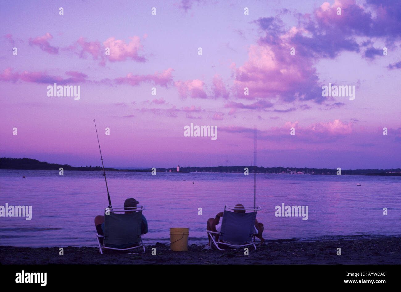 Deux hommes de pêche tranquille Rhode Island USA Banque D'Images