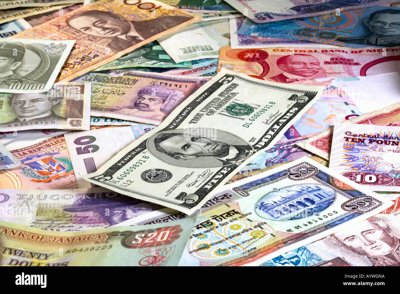 Billets en monnaie internationale avec USA Dollars Euros portant sur le dessus Banque D'Images