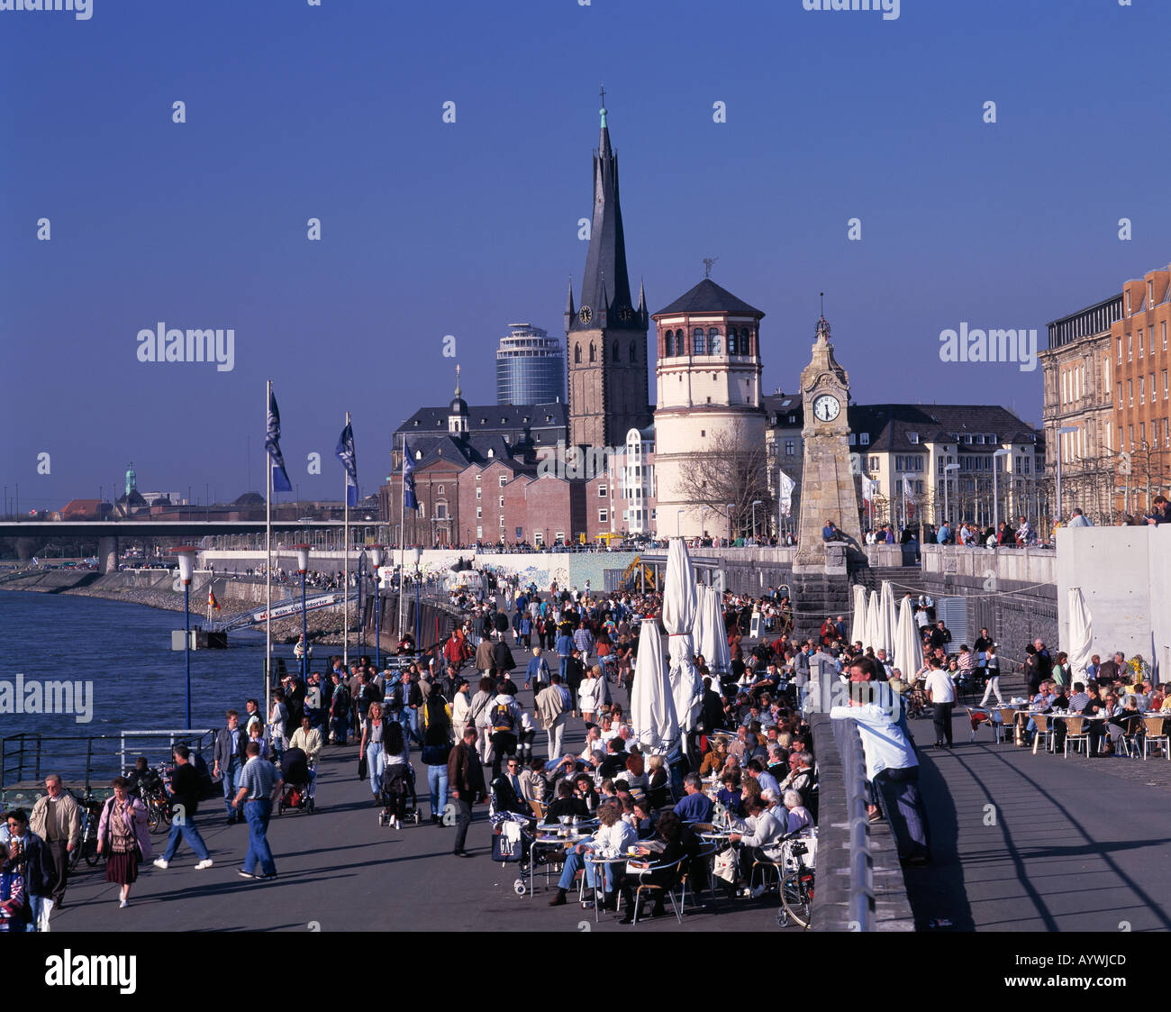 Menschen sitzen an der Rheinuferpromenade vor der Altstadt à Duesseldorf, Rhein, Allemagne Banque D'Images
