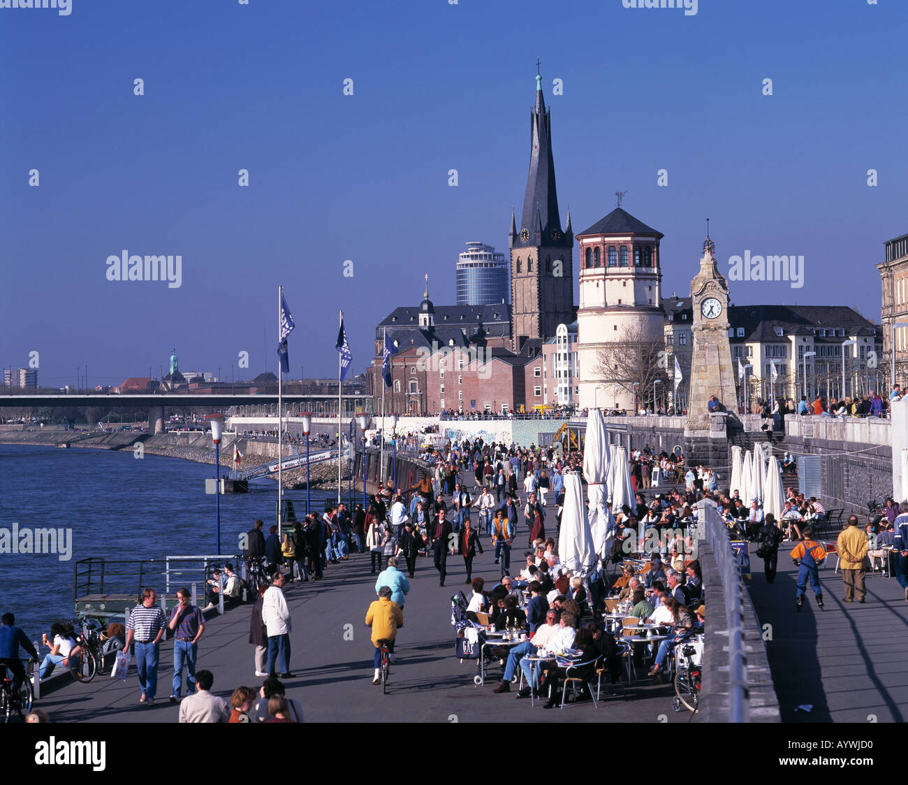 Menschen sitzen an der Rheinuferpromenade vor der Altstadt à Duesseldorf, Rhein, Allemagne Banque D'Images
