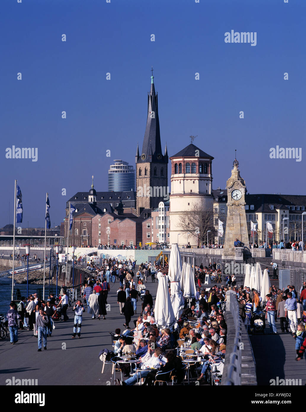 Menschen sitzen an der Rheinuferpromenade vor der Altstadt à Duesseldorf, Rhein, Allemagne Banque D'Images