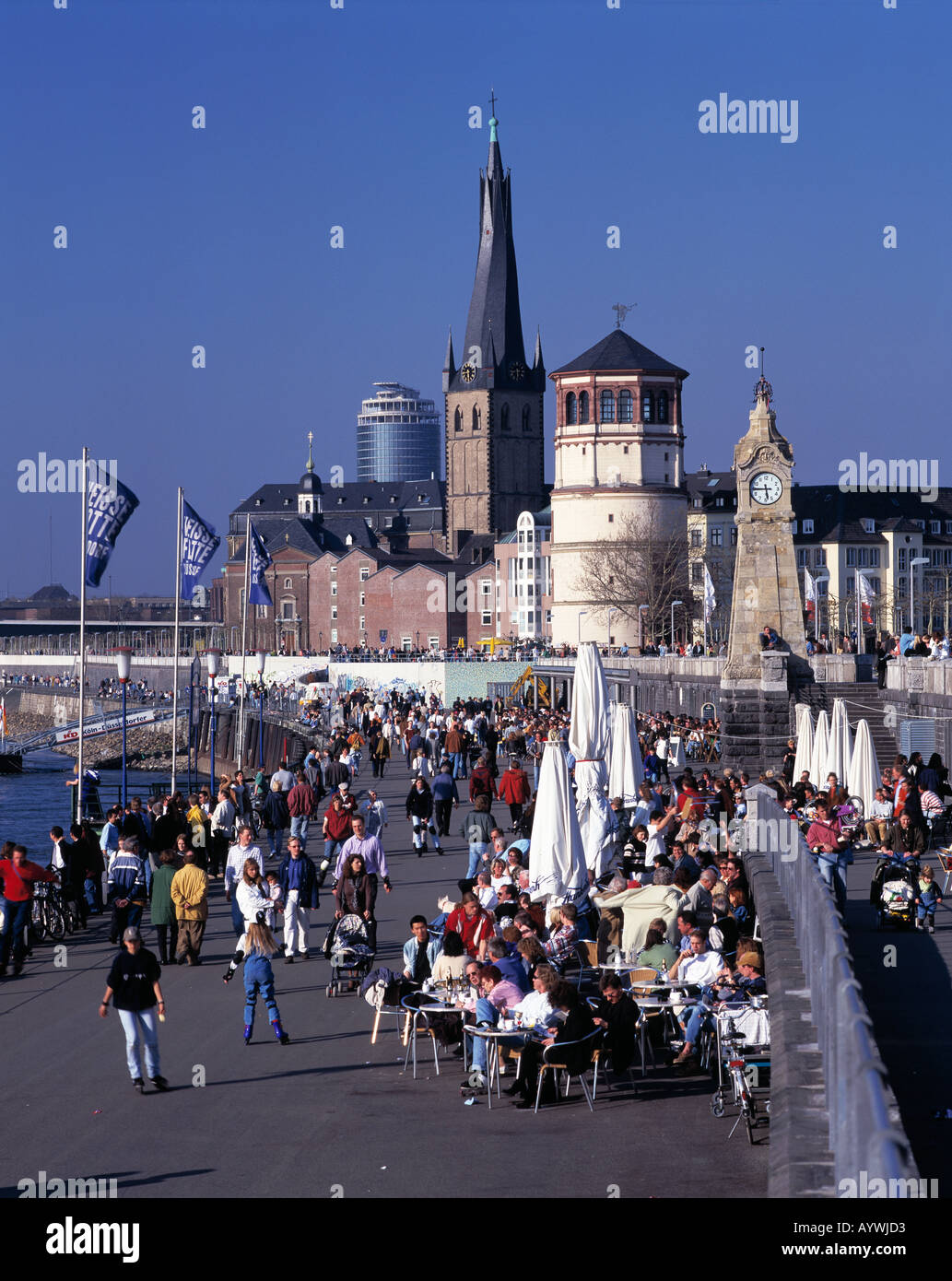 Menschen sitzen an der Rheinuferpromenade vor der Altstadt à Duesseldorf, Rhein, Allemagne Banque D'Images