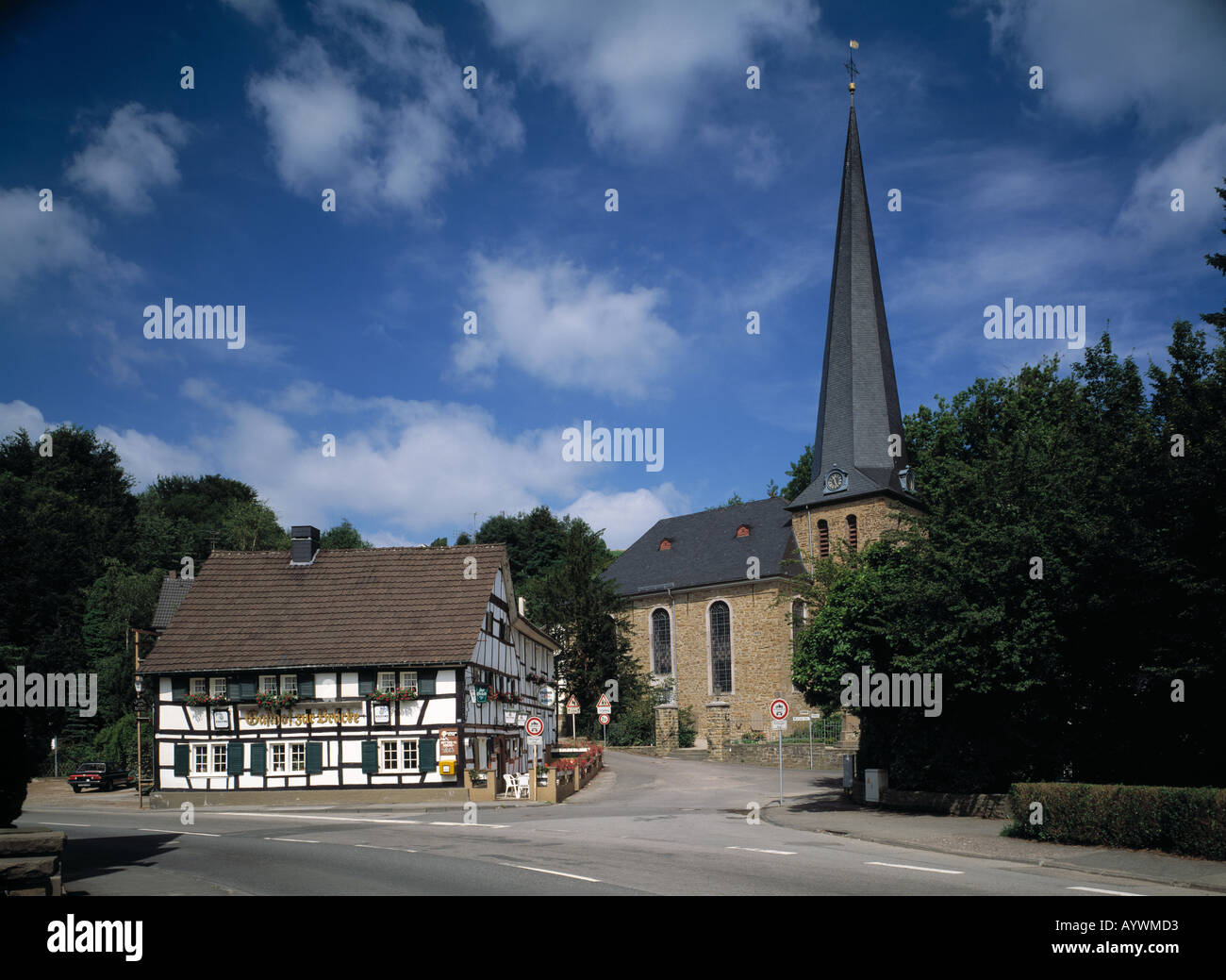 Volberger Kirche und Fachwerkhaus dans Roesrath-Hoffnungsthal, Naturpark, Bergisches Land Nordrhein-Westfalen Banque D'Images