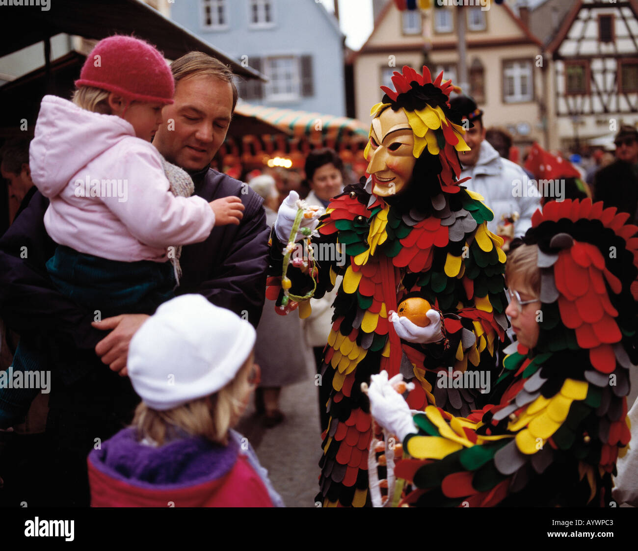 Carnival, D-Offenburg, vallée de la Kinzig, Rhin supérieur, Forêt-Noire, Bade-Wurtemberg, père des enfants, figure Spaettlehansele présente donne à l'enfant de les prendre la peur du masque Banque D'Images