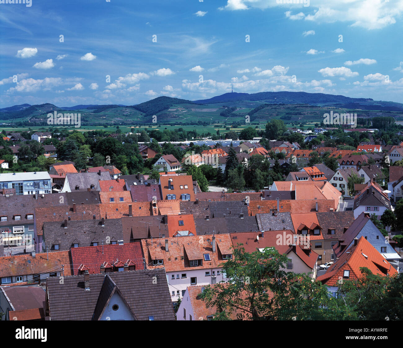 Stadtansicht, Blick über die Daecher der Stadt zum Kaiserstuhl, Breisach am Rhein, Breisgau, Oberrhein, Bade-Wurtemberg Banque D'Images