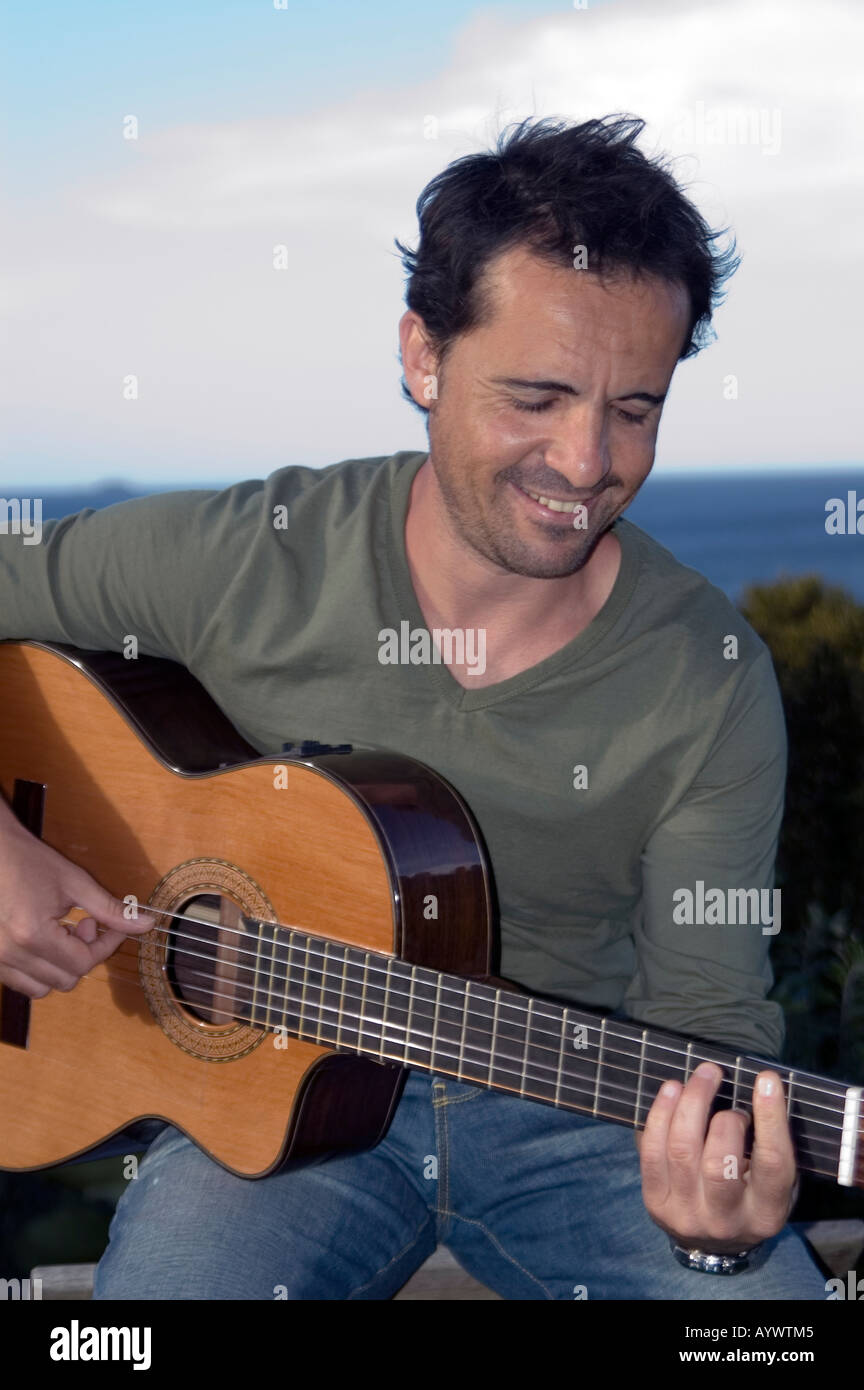 Homme jouant de la guitare classique espagnole Banque D'Images