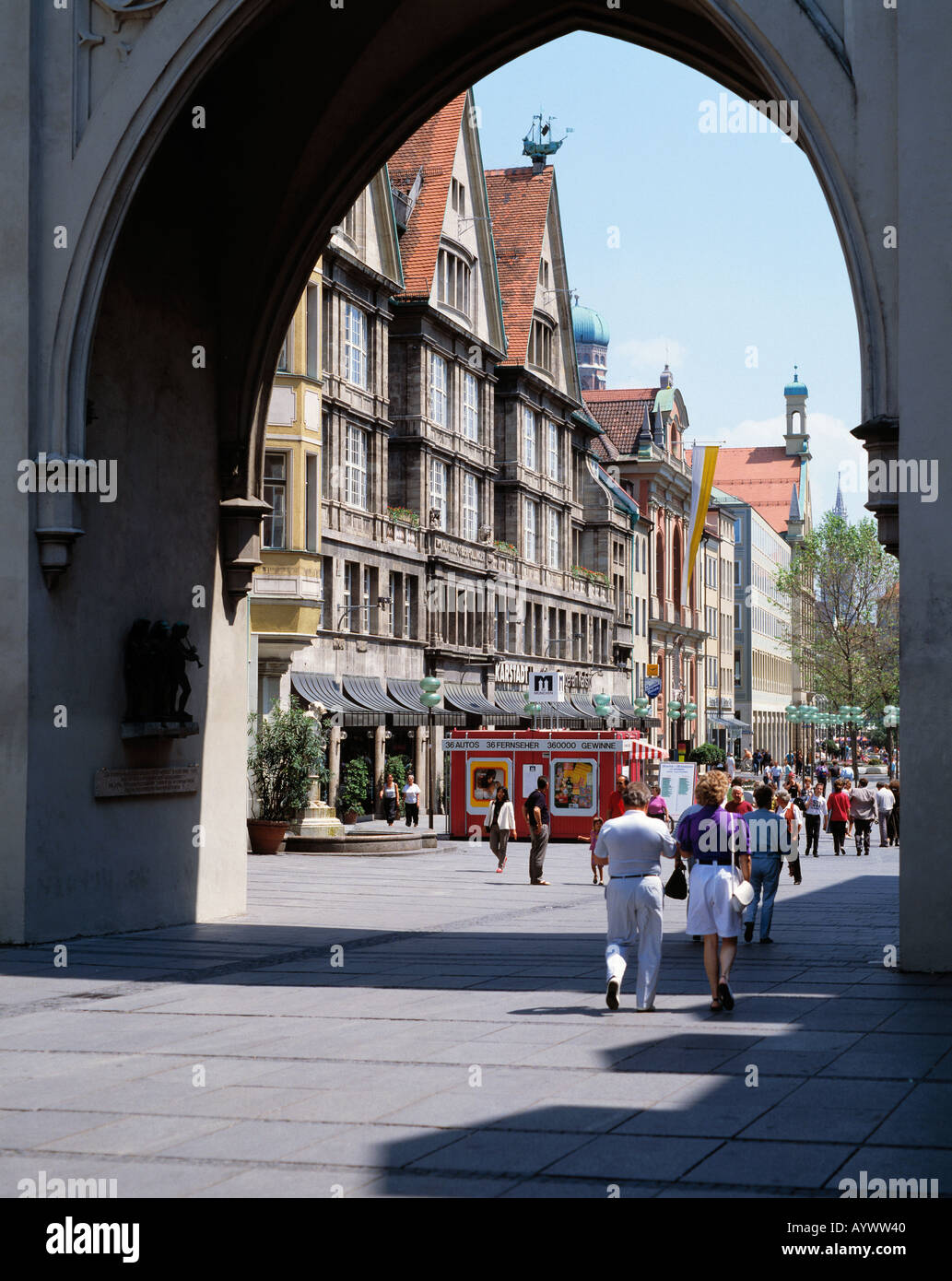 Blick durch das Karlstor dans die Neuhauser Strasse, Menschen beim Einkaufsbummel, Muenchen, Isar, Oberbayern Banque D'Images