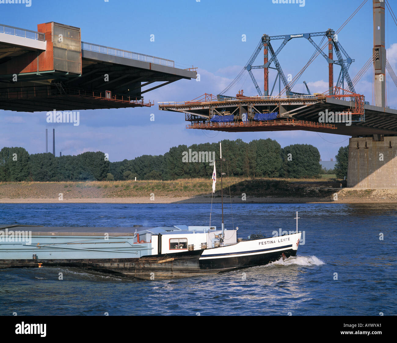 D-Duisburg, du Rhin, de la Ruhr, Rhénanie du Nord-Westphalie, pont en construction, inachevées, pont du Rhin, pont de l'autoroute, pont de l'autoroute, l'autoroute A42, d'un cargo, la navigation intérieure, de transport, d'expédition, les travaux de construction, chantier de construction, de travail, d'un emploi, d'occ Banque D'Images