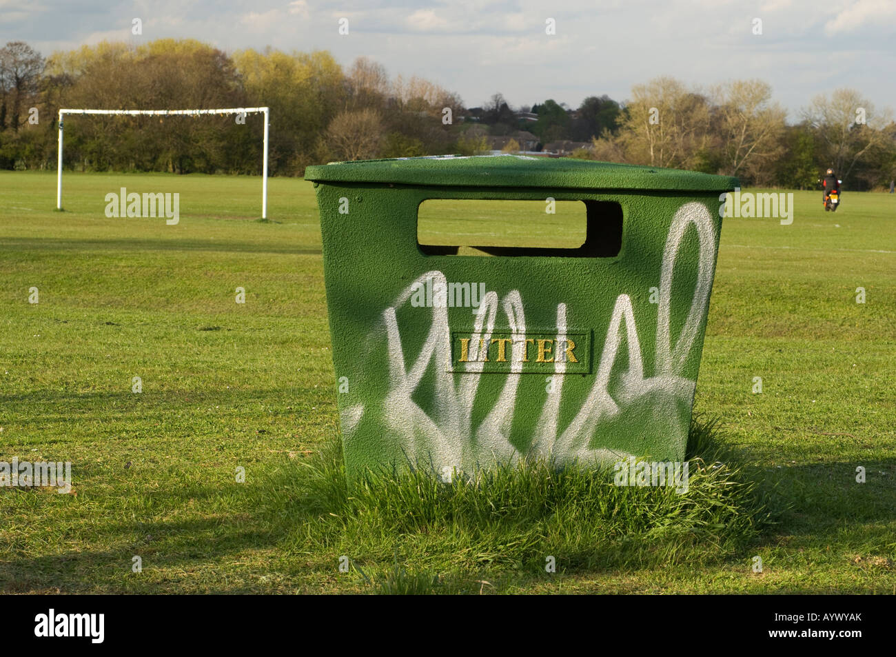 Corbeille de la litière avec lettrage doré et graffiti. Terrain de soccer Football. Cycle du moteur en arrière-plan. Banque D'Images