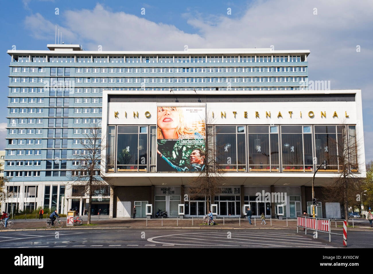 Est-allemands célèbres Kino international cinema sur Karl Marx Allee à Berlin Allemagne 2008 Banque D'Images