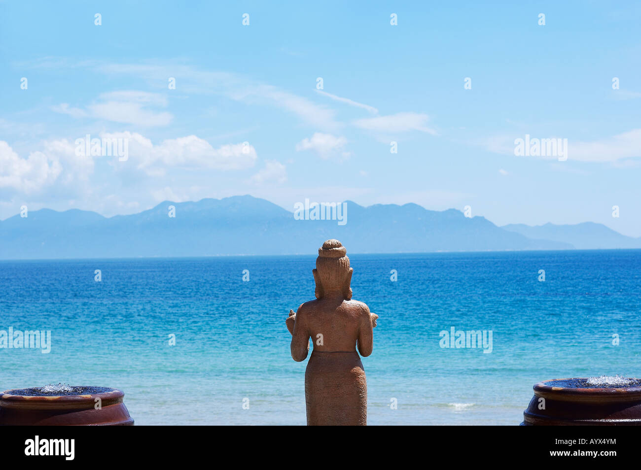 Ciel bleu et buddas Banque D'Images