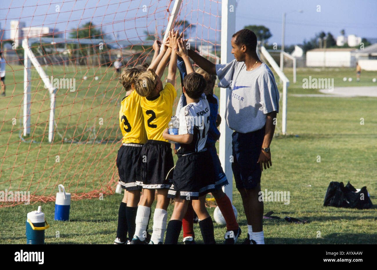 L'équipe de soccer pour les enfants, filles et garçons ensemble, avec l'entraîneur les compétences pédagogiques, d'équipe, teamspirit, Melbourne, Florida Banque D'Images
