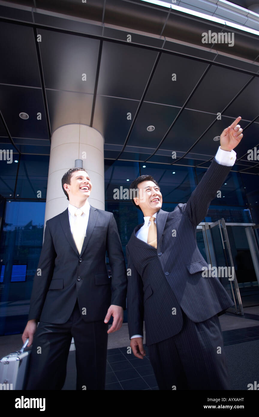 Les hommes en fonction de la même place tout en précisant lieu éloigné Banque D'Images