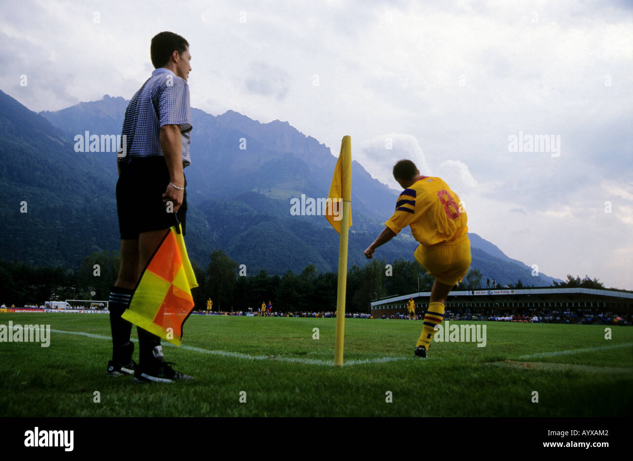 La Roumanie Gheorghe Hagi fouette la balle dans la surface de réparation du Liechtenstein au cours de ses côtés 8-1 victoire à Essen. Banque D'Images