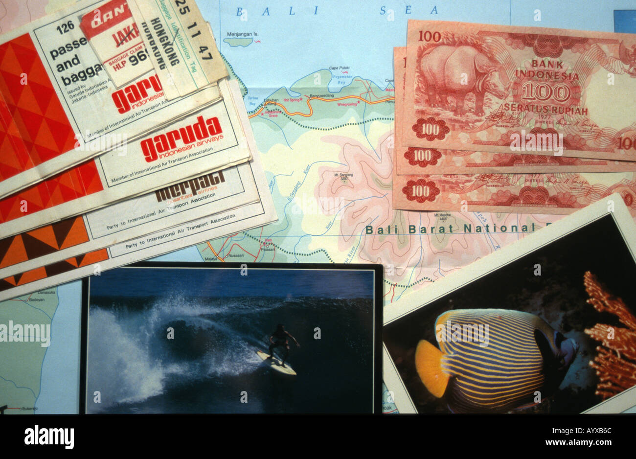 La carte de Bali avec cartes postales Garuda Airlines billets monnaie  rupiah indonésienne reposant sur la carte Photo Stock - Alamy