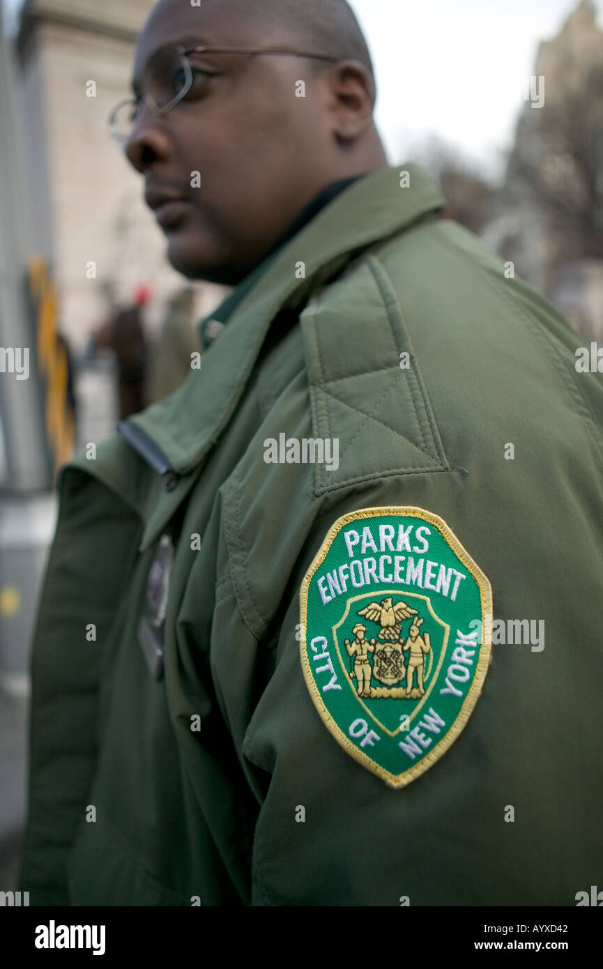 Insigne de New York City Parcs et Loisirs département d'application de la garde de sécurité sur les bras de USA 13 Février 2005 Banque D'Images