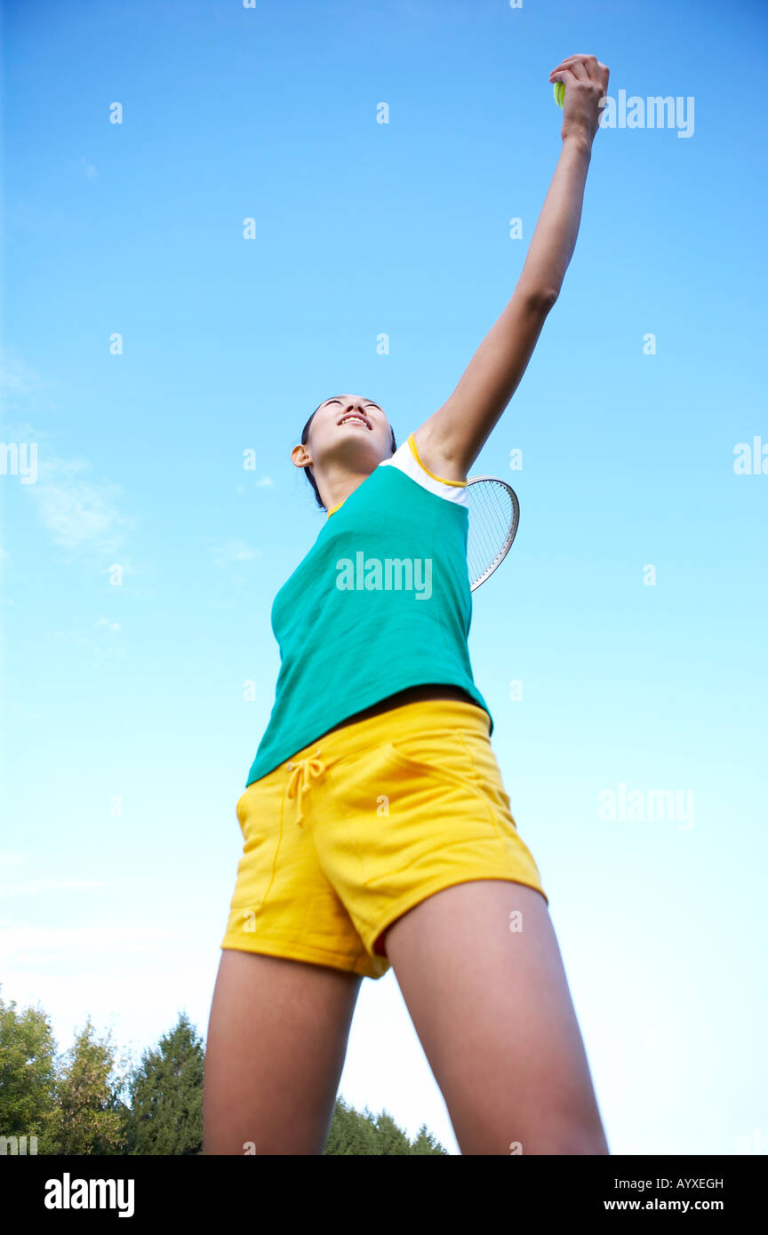 Femme préparant servent dans le jeu de tennis Banque D'Images