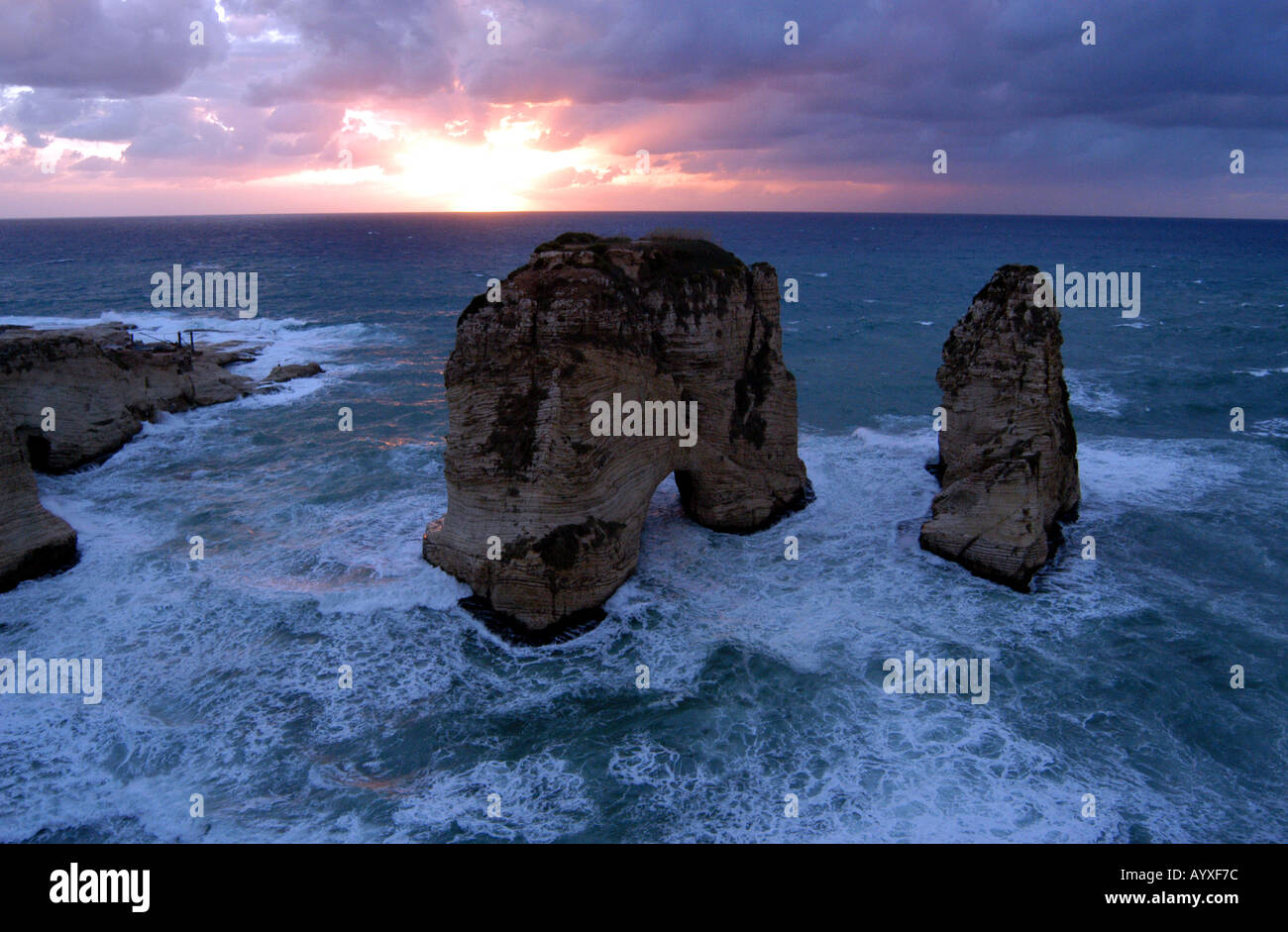 Stormy sunset over Pigeon Rocks Corniche Beirut Liban Banque D'Images
