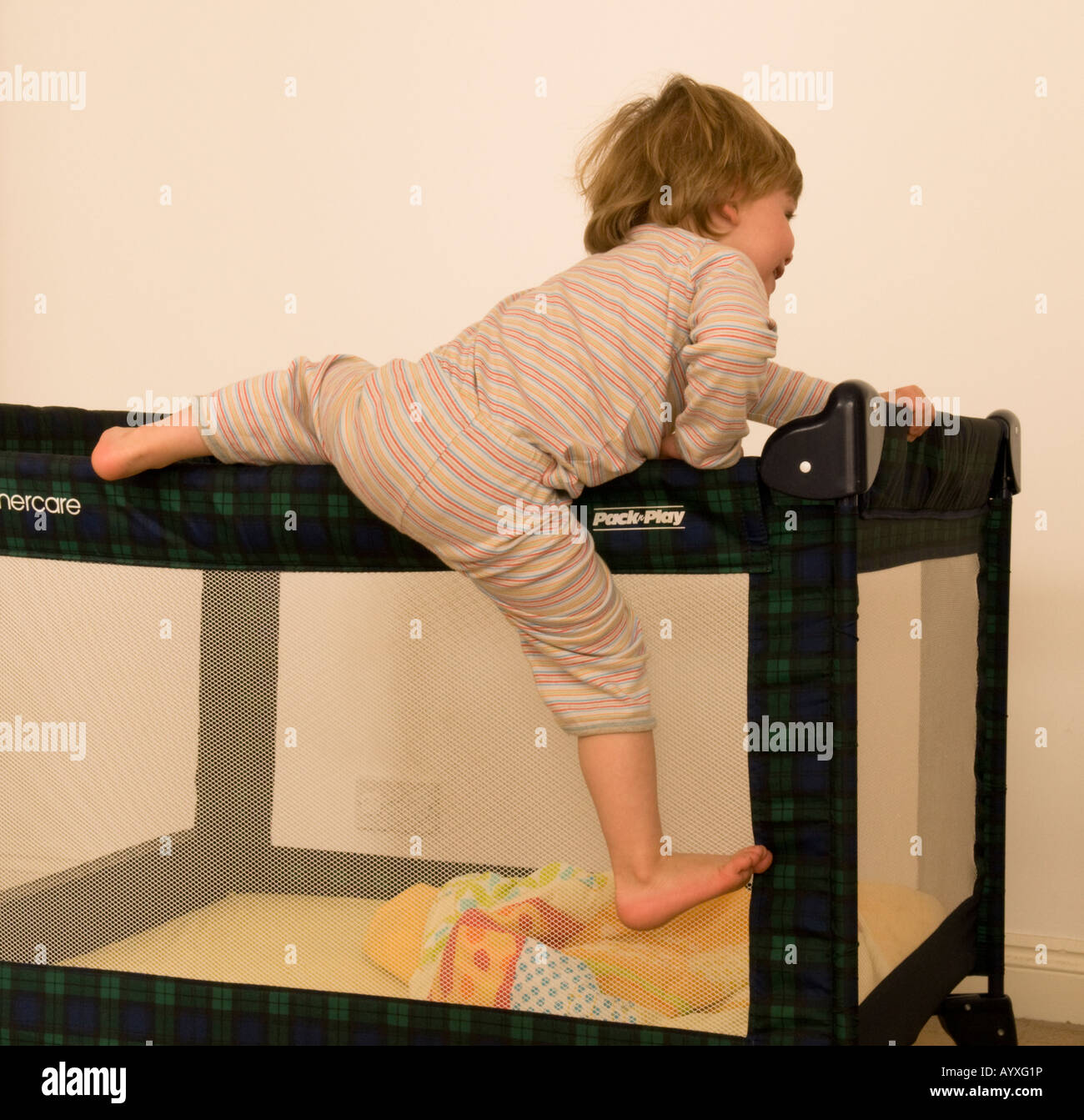 Deux Ans Escalade De Berceau Lit Bebe Lit Voyage Pen Photo Stock Alamy Deux Ans Escalade De Berceau Lit Bebe Lit Voyage Pen Photo Stock Alamy