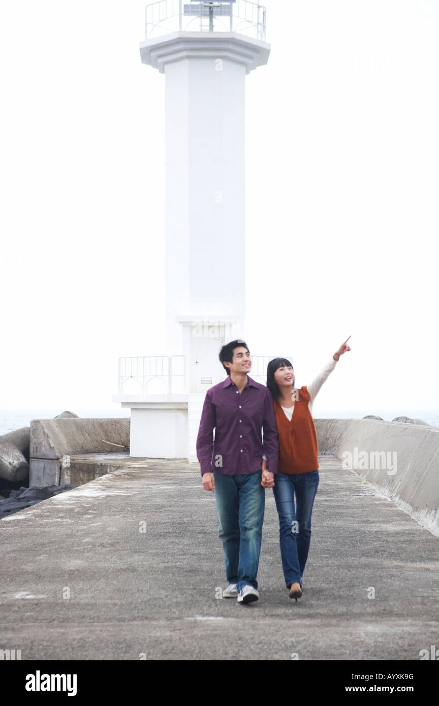 Un couple à la recherche à la même place dans la route du phare Banque D'Images