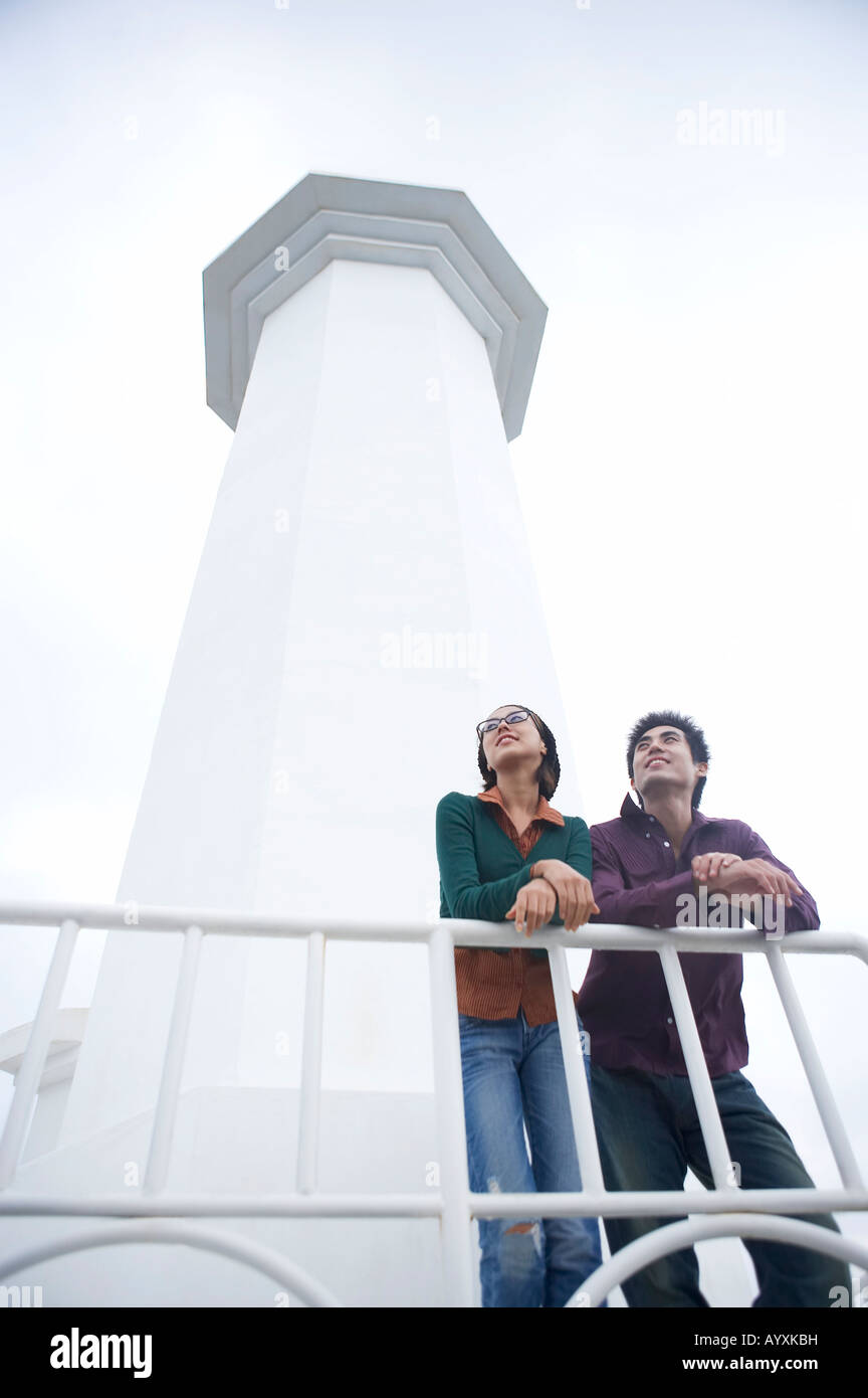 Un couple à la recherche d'un même lieu avec l'article par le phare Banque D'Images
