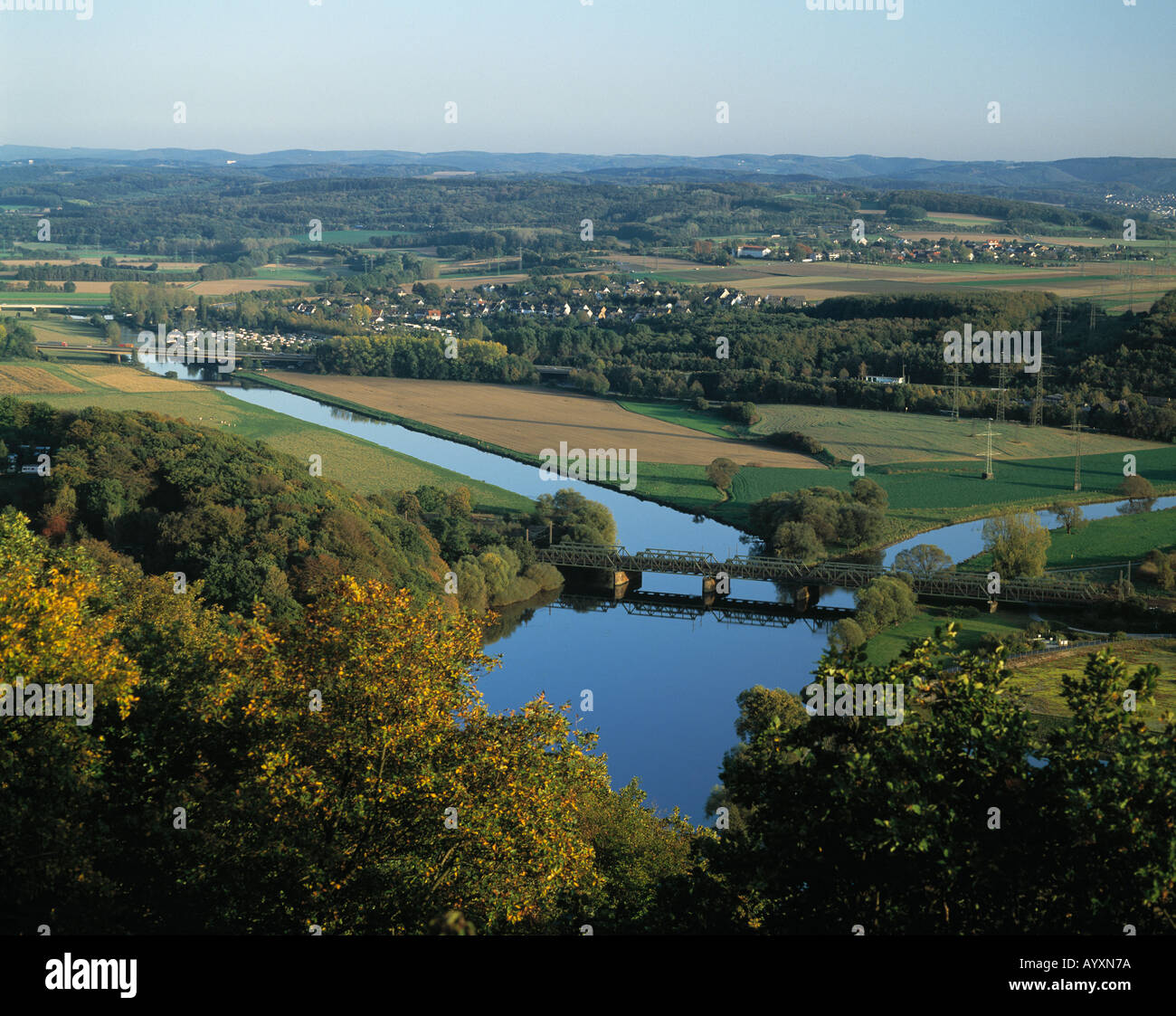 Blick von dans Dortmund-Syburg Muendung Hohensyburg zur der Lenne dans die Ruhr auf Stadtgebiet Hagen, Ruhr, Allemagne Banque D'Images