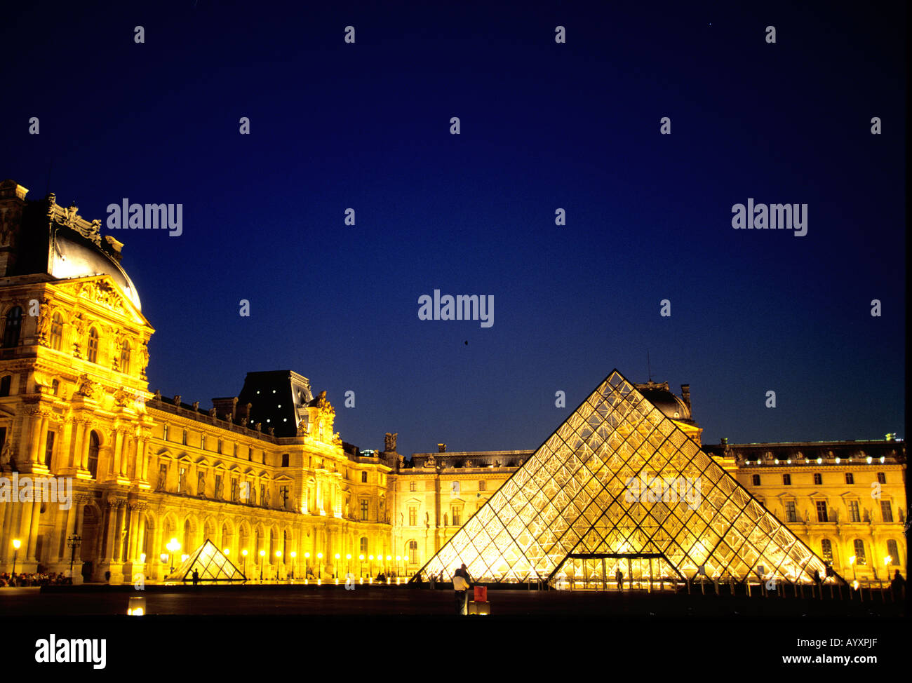 Paris cour du louvre au crépuscule avec im pei pyramide de verre Banque D'Images