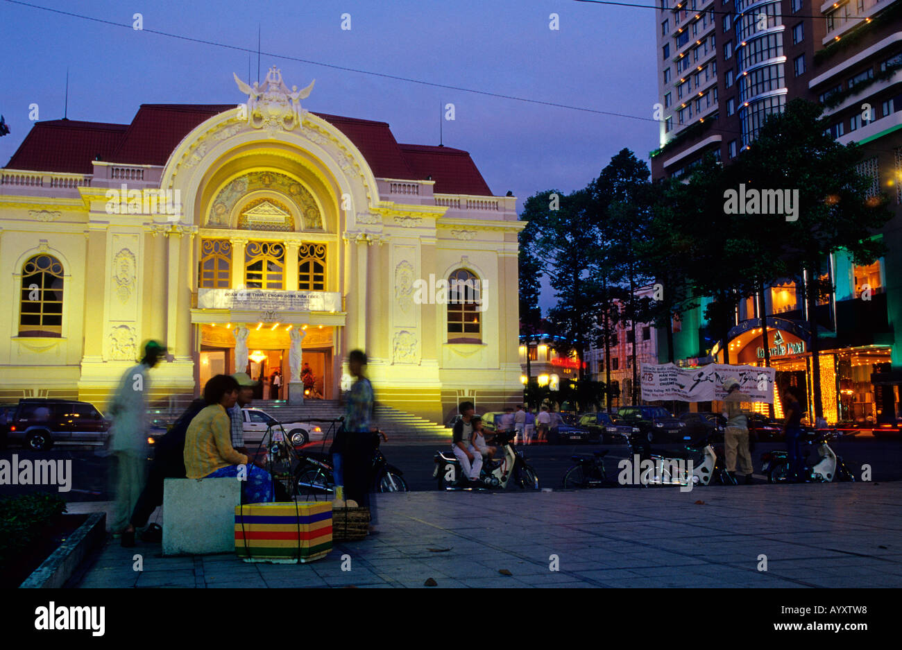 Théâtre Municipal de nuit , Boulevard Le Loi . Ho Chi Minh Ville. Le Vietnam. Banque D'Images