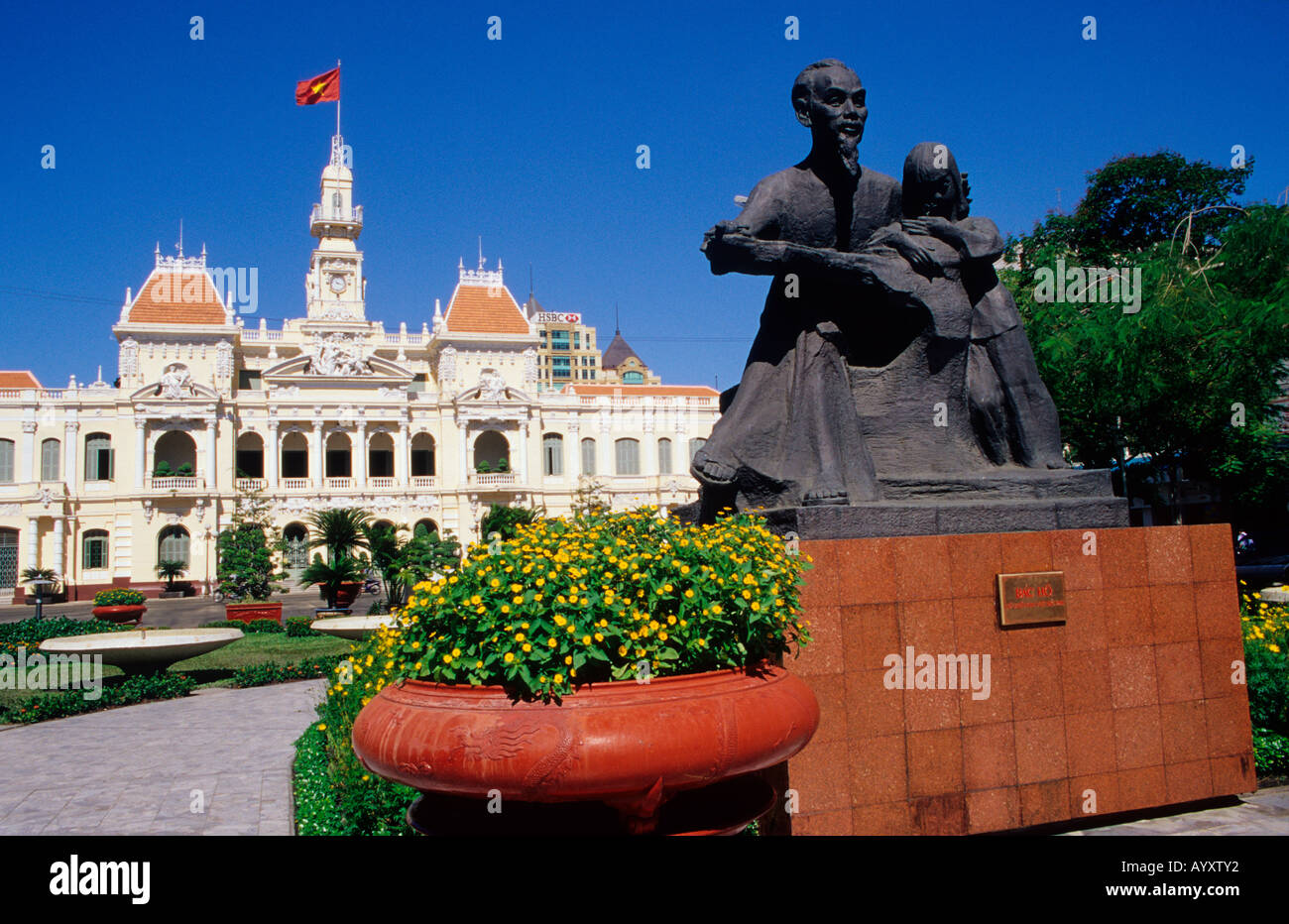 Statue de Ho Chi Minh et de la mairie de la vieille ville, maintenant le site de l'Ho Chi Minh Ville du Comité . Ho Chi Minh Ville au Vietnam. Banque D'Images