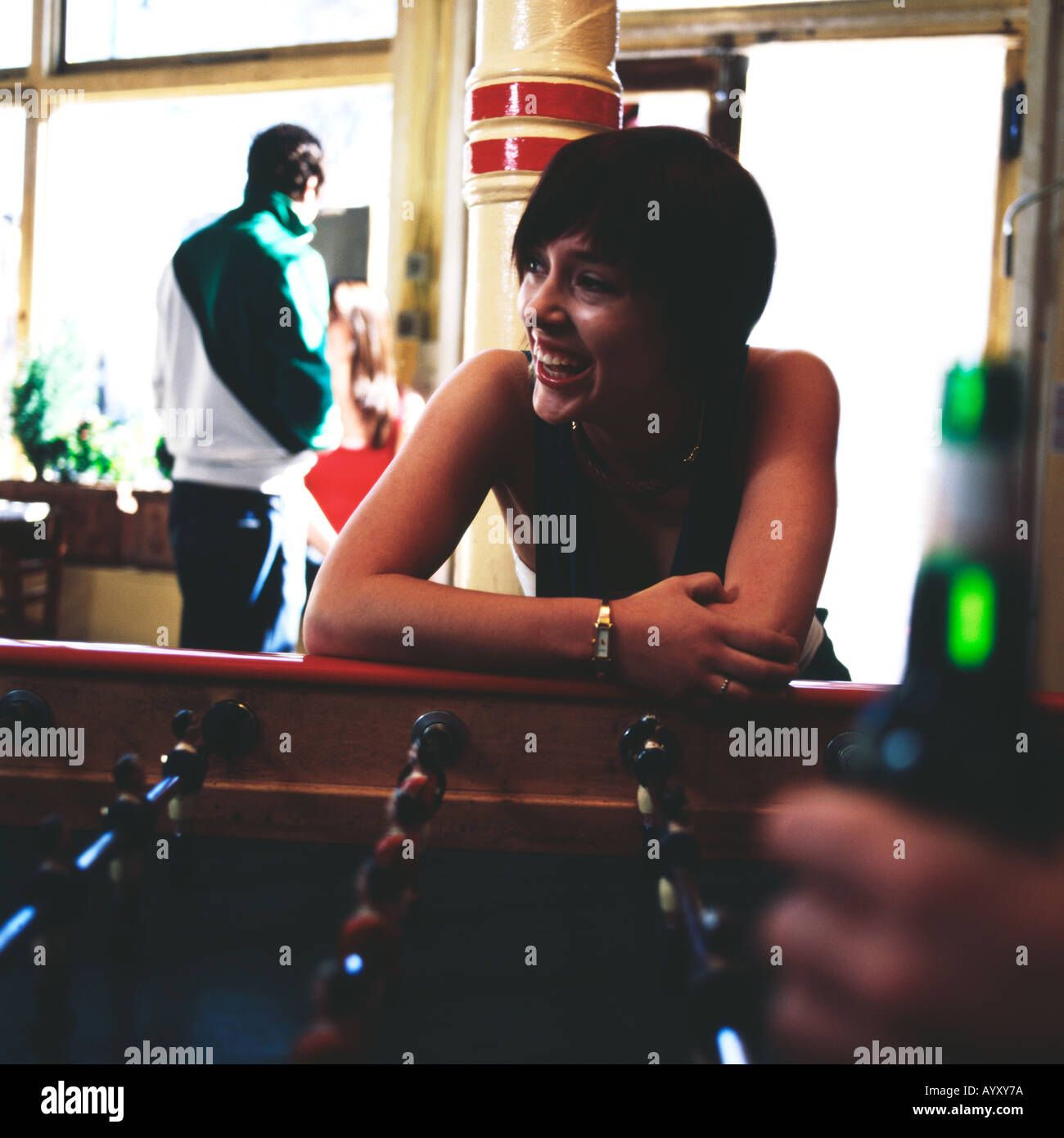 Girl playing table football en bar Banque D'Images