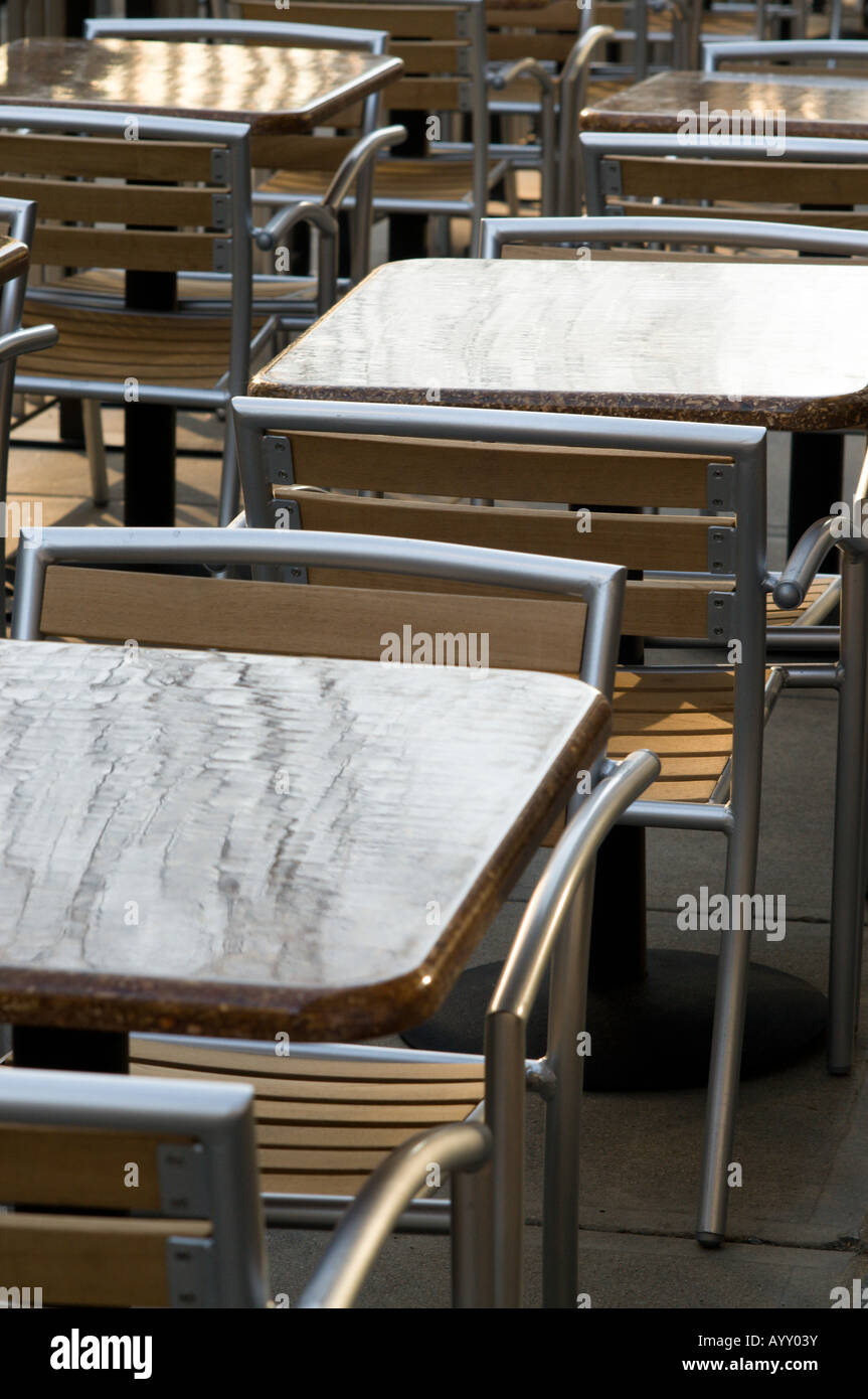 Chaises et tables sur un patio extérieur dans un restaurant à Boston MA. Banque D'Images