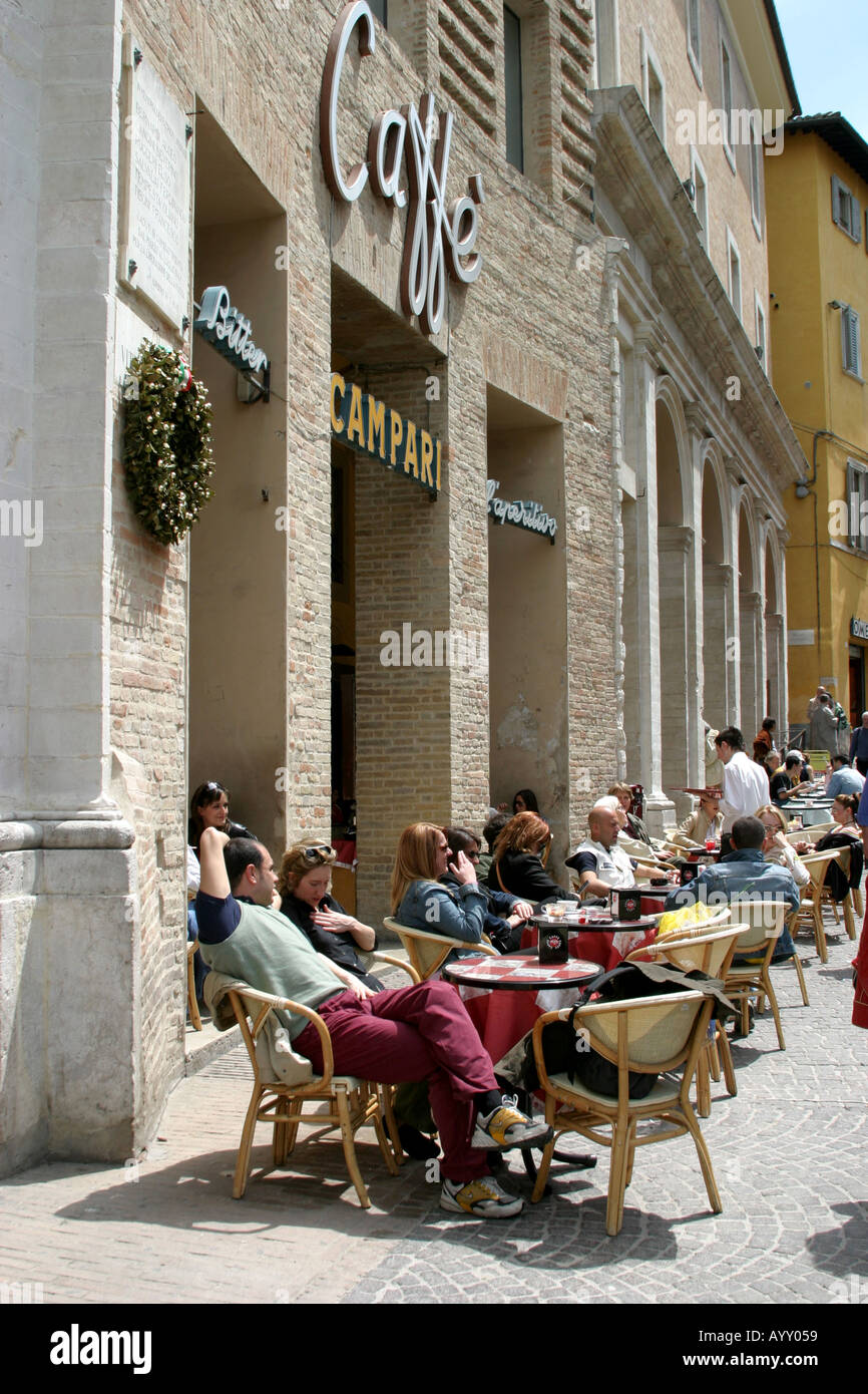 Scène typique à l'extérieur d'un café à Urbino , Italie Banque D'Images