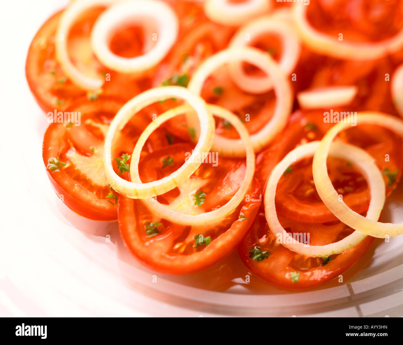 Tourné d'une salade de tomates et d'OIGNON FRAIS Banque D'Images