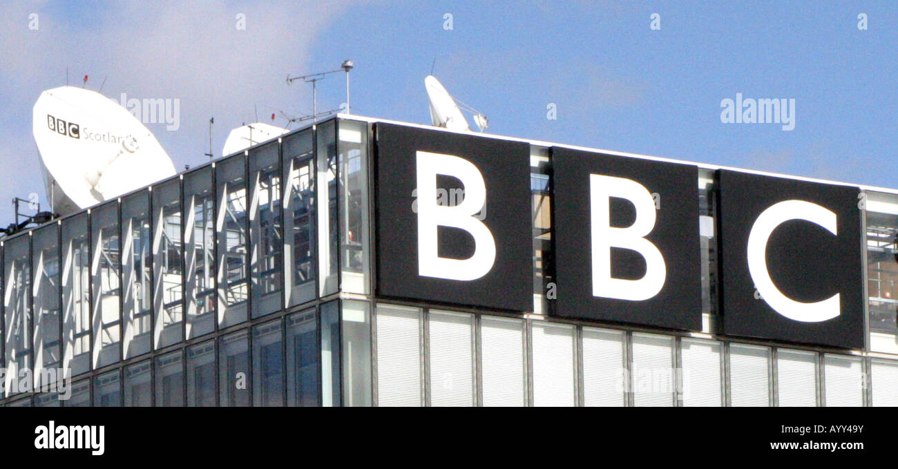 LOGO SUR LE NOUVEAU BÂTIMENT BBC SCOTLAND AC SUR PACIFIC QUAY,SUR LA RIVIÈRE CLYDE À Glasgow, Ecosse, Royaume-Uni. Banque D'Images