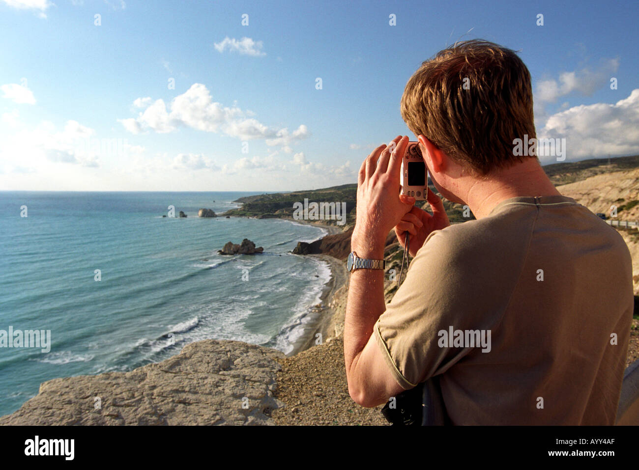 Un touriste prend une photo de rocher d'Aphrodite à Chypre Banque D'Images