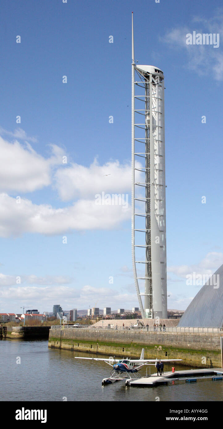 Au-dessous de l'hydravion Glasgow Tower,au centre des sciences, sur la rivière Clyde, Glasgow, Écosse, Royaume-Uni. Banque D'Images