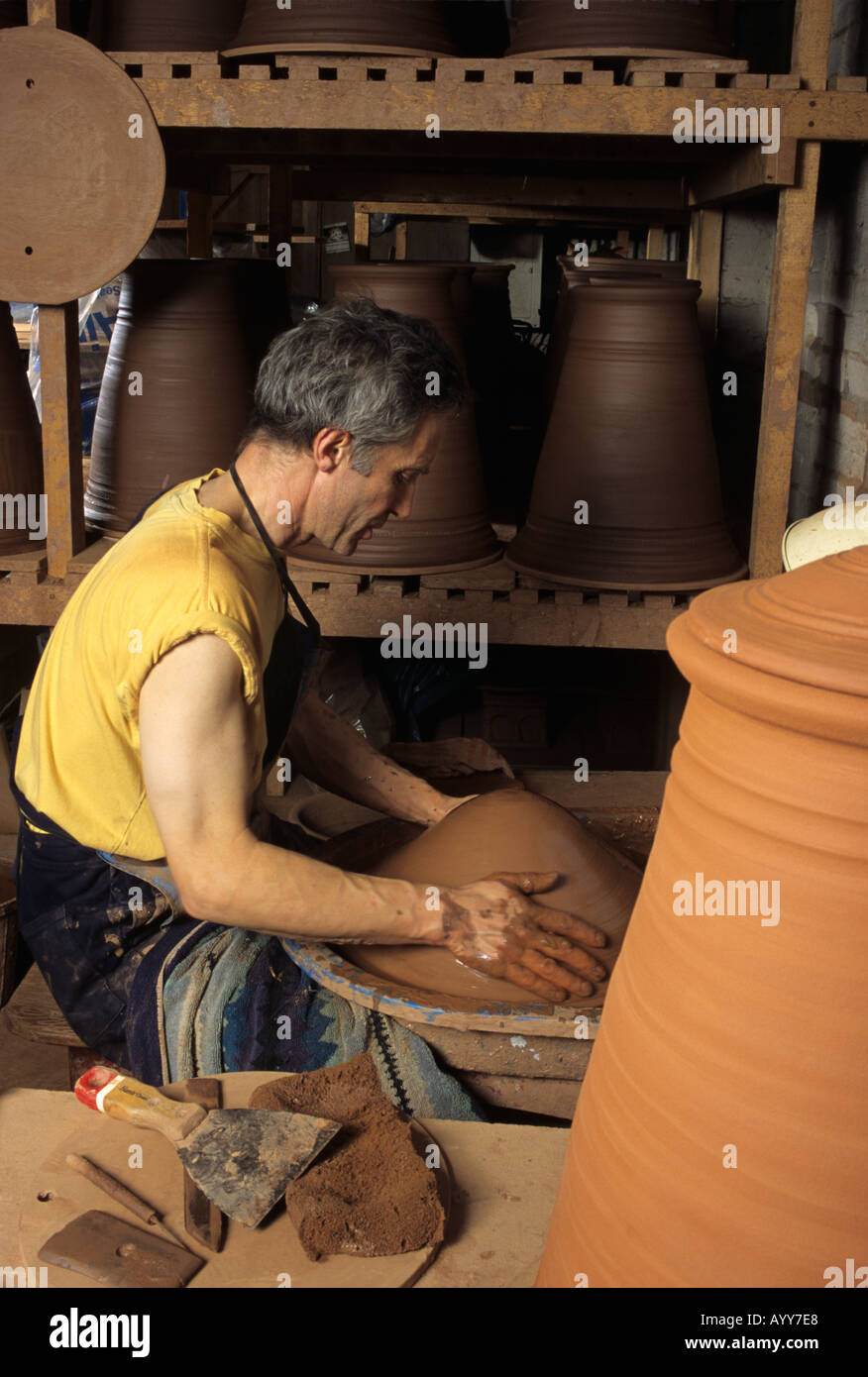 John Huggins faire Forcers de rhubarbe dans ses poteries de terre cuite, sur sa roue potters, chacun est fait à la main. Banque D'Images