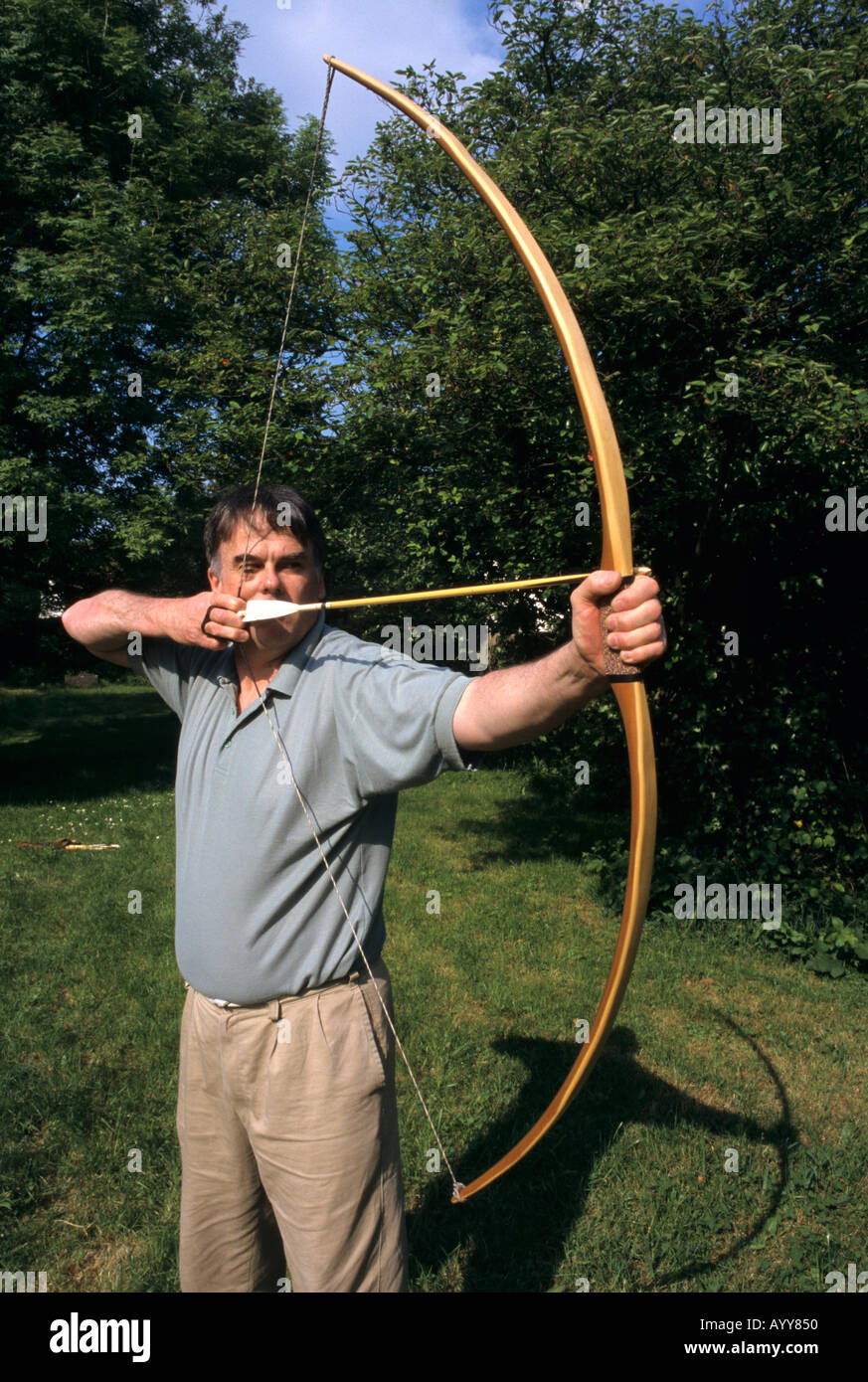 Arc et flèche bouilloire Christopher Boyton en utilisant un de ses arcs longs qu'il a fait dans son atelier à Hayes Banque D'Images