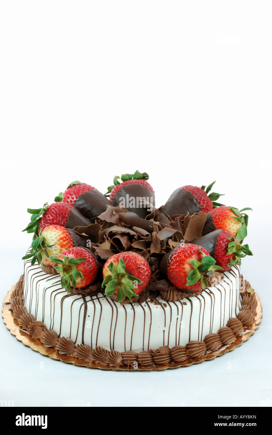 Gateau A La Vanille Avec Des Fraises Et Du Chocolat Rape Sur Le Dessus Avec Le Chocolat Degoulinant Les Cotes Photo Stock Alamy Gateau A La Vanille Avec Des Fraises Et Du Chocolat Rape Sur Le Dessus Avec Le Chocolat Degoulinant Les Cotes Photo Stock Alamy