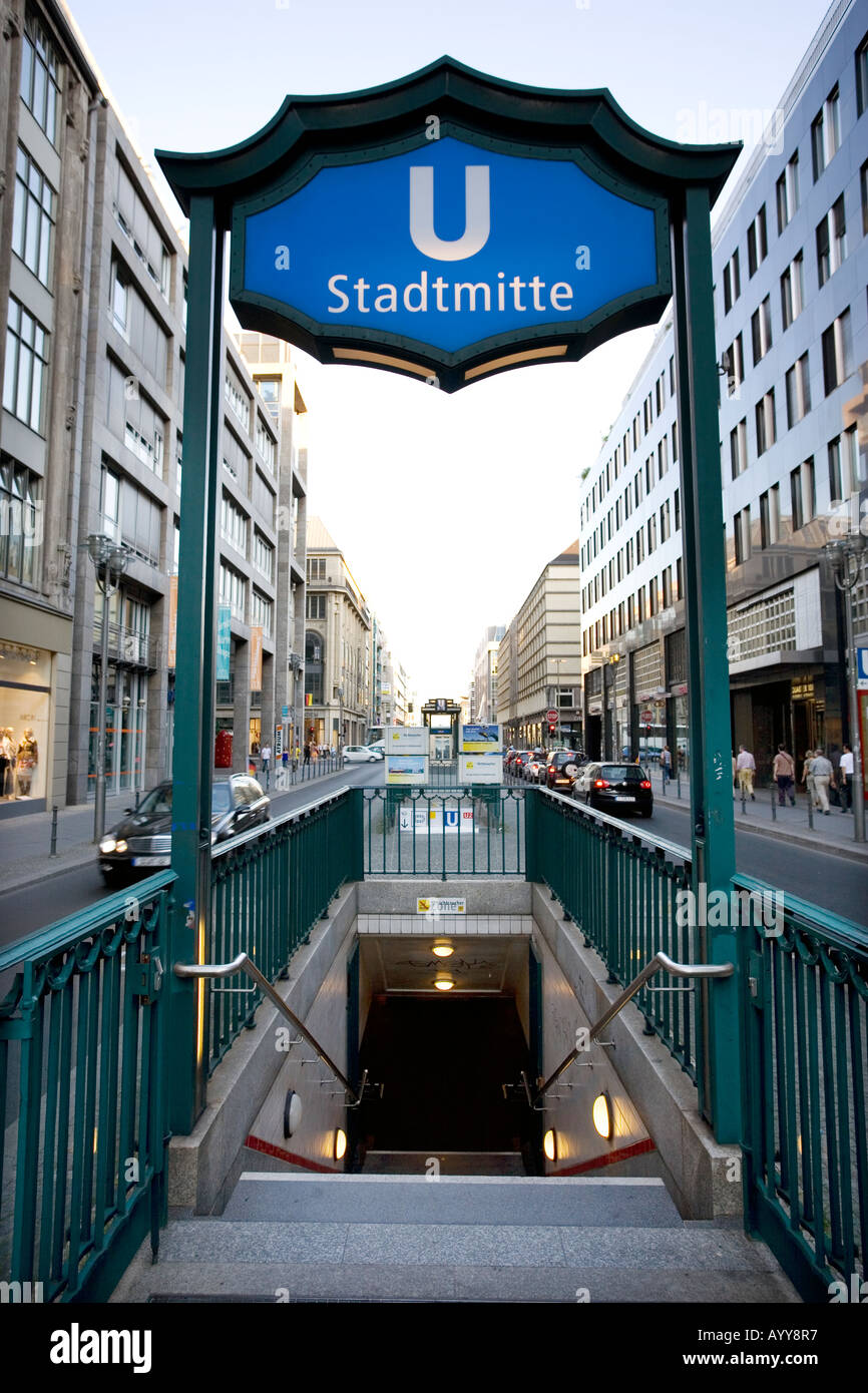 L'entrée de la station Stadtmitte réseau souterrain à Berlin Allemagne Banque D'Images