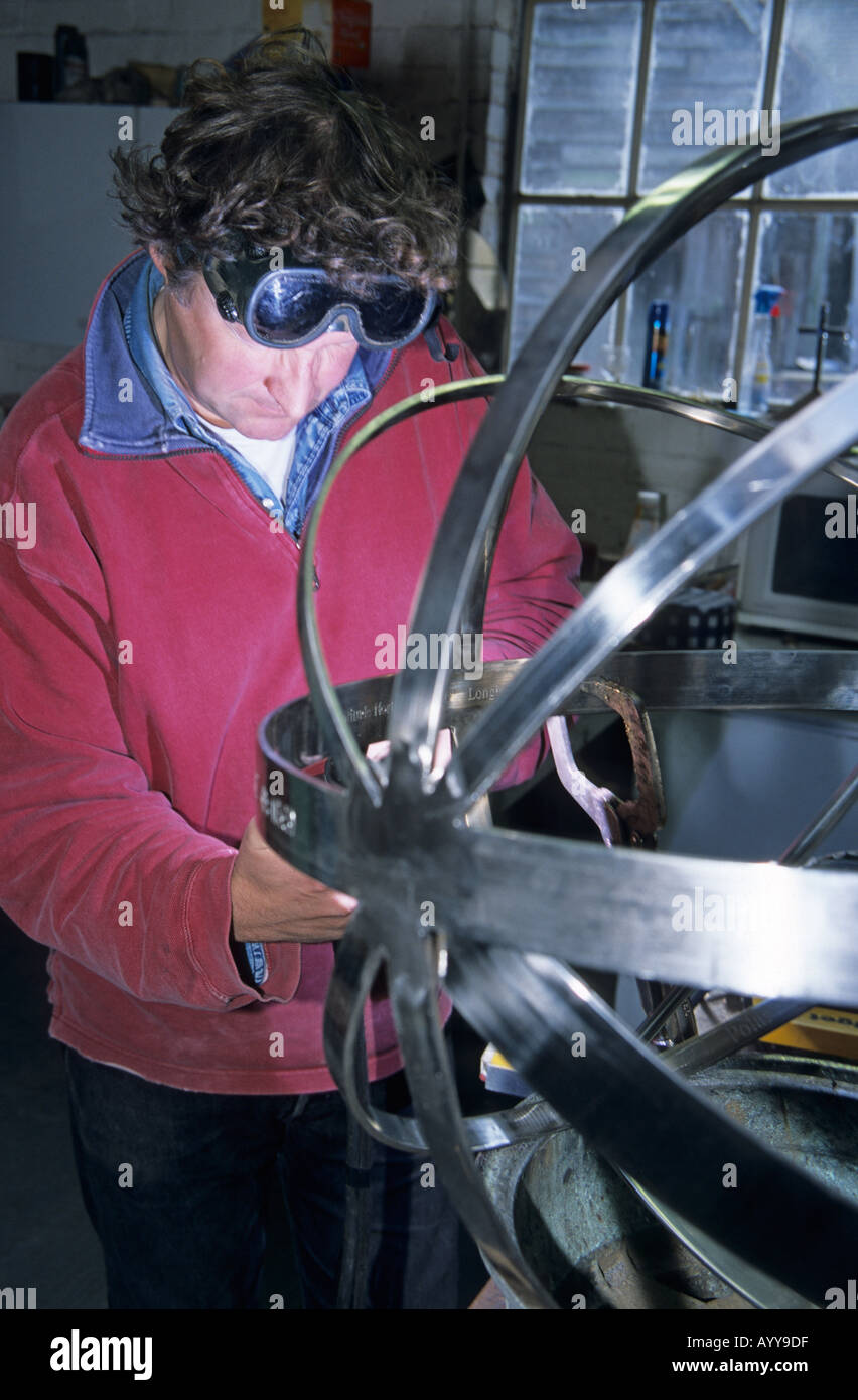 David Harber de faire l'une de ses cadrans solaires, David est le plus gros fabricant dans le pays de designer. Banque D'Images