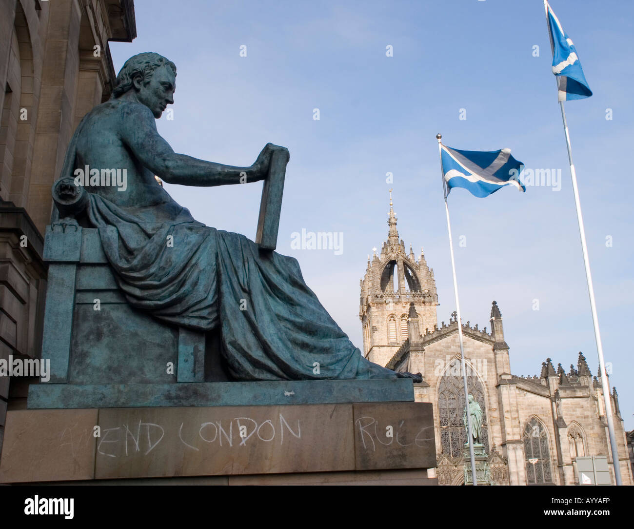 'Fin' de la règle de Londres et le drapeau écossais Graffiti en face de la Cathédrale Saint Giles à Édimbourg en Écosse Banque D'Images