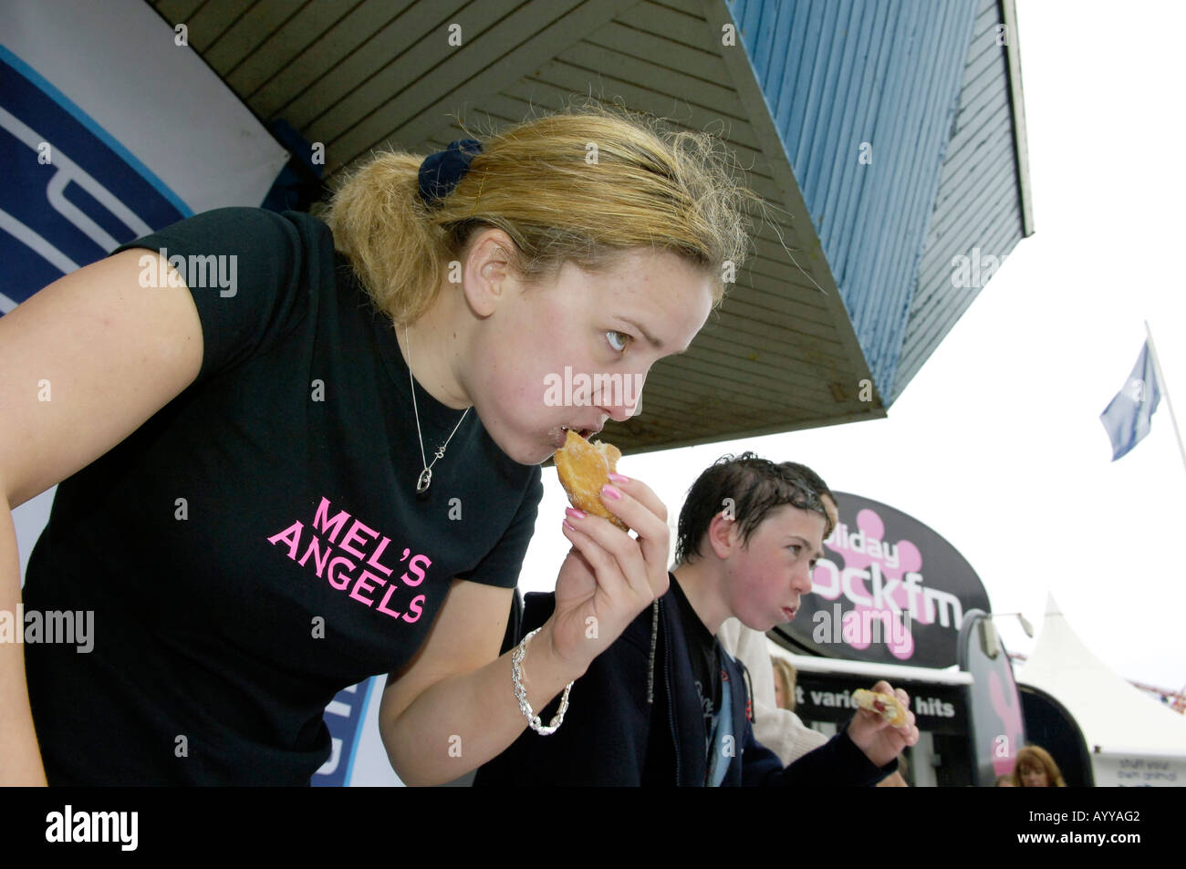 Eating donut concours tenu au parc d'attractions Pleasure Beach, Blackpool, Royaume-Uni Banque D'Images
