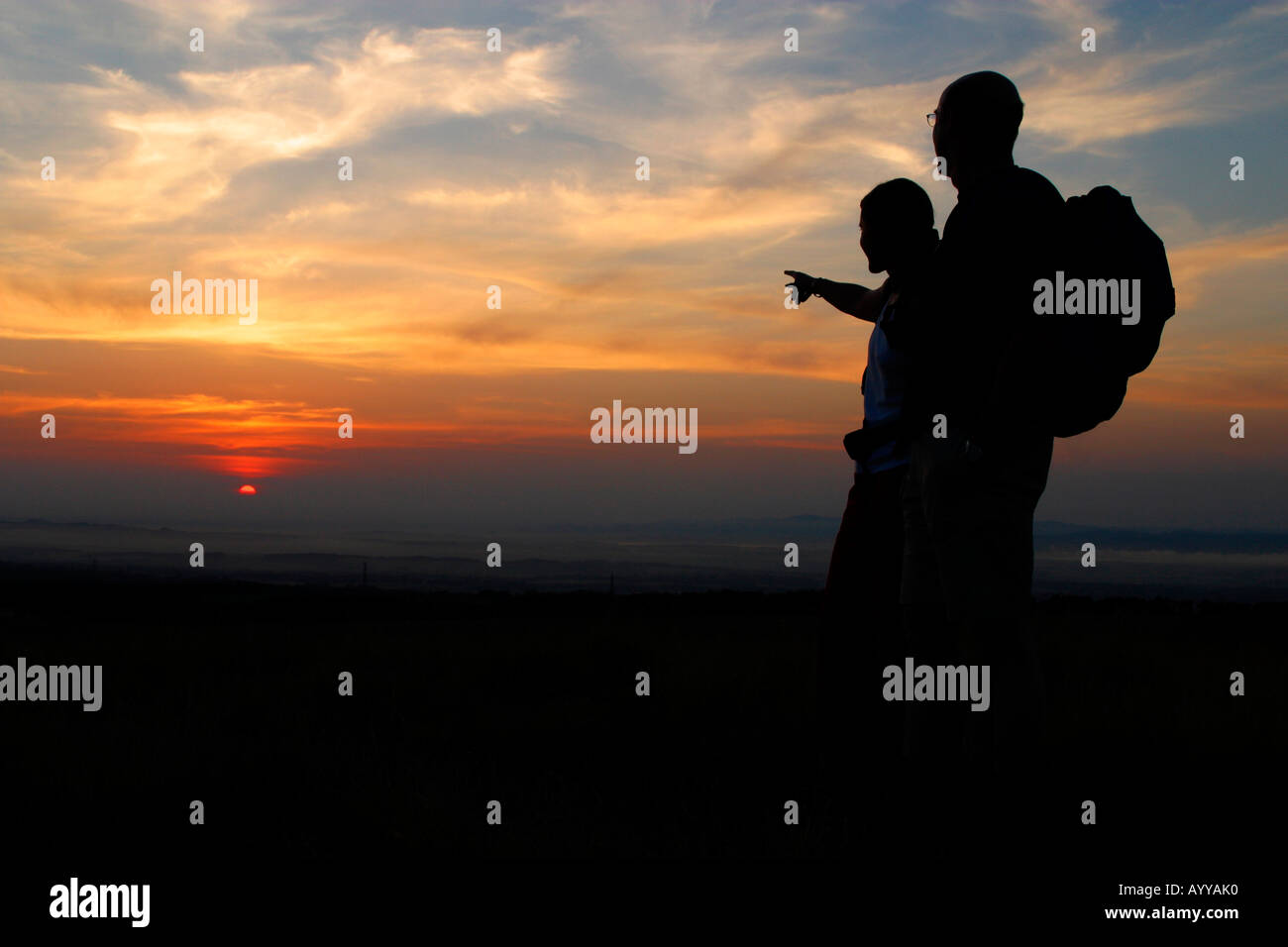 Les randonneurs au coucher du soleil Banque D'Images