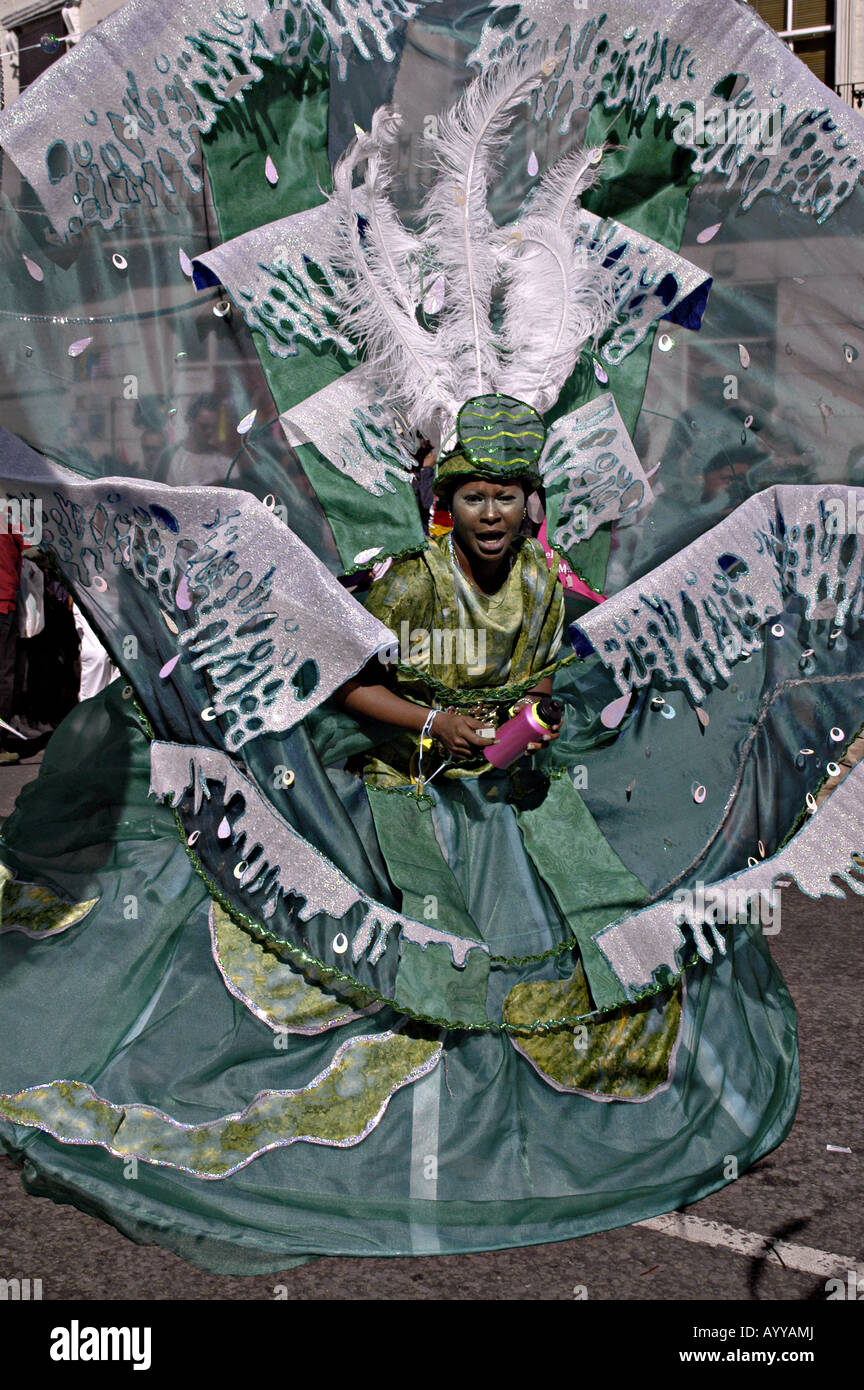 Fêtards UK défilant à Notting Hill Carnival LE PLUS GRAND EN EUROPE Londres Angleterre Photo Julio Etchart Banque D'Images
