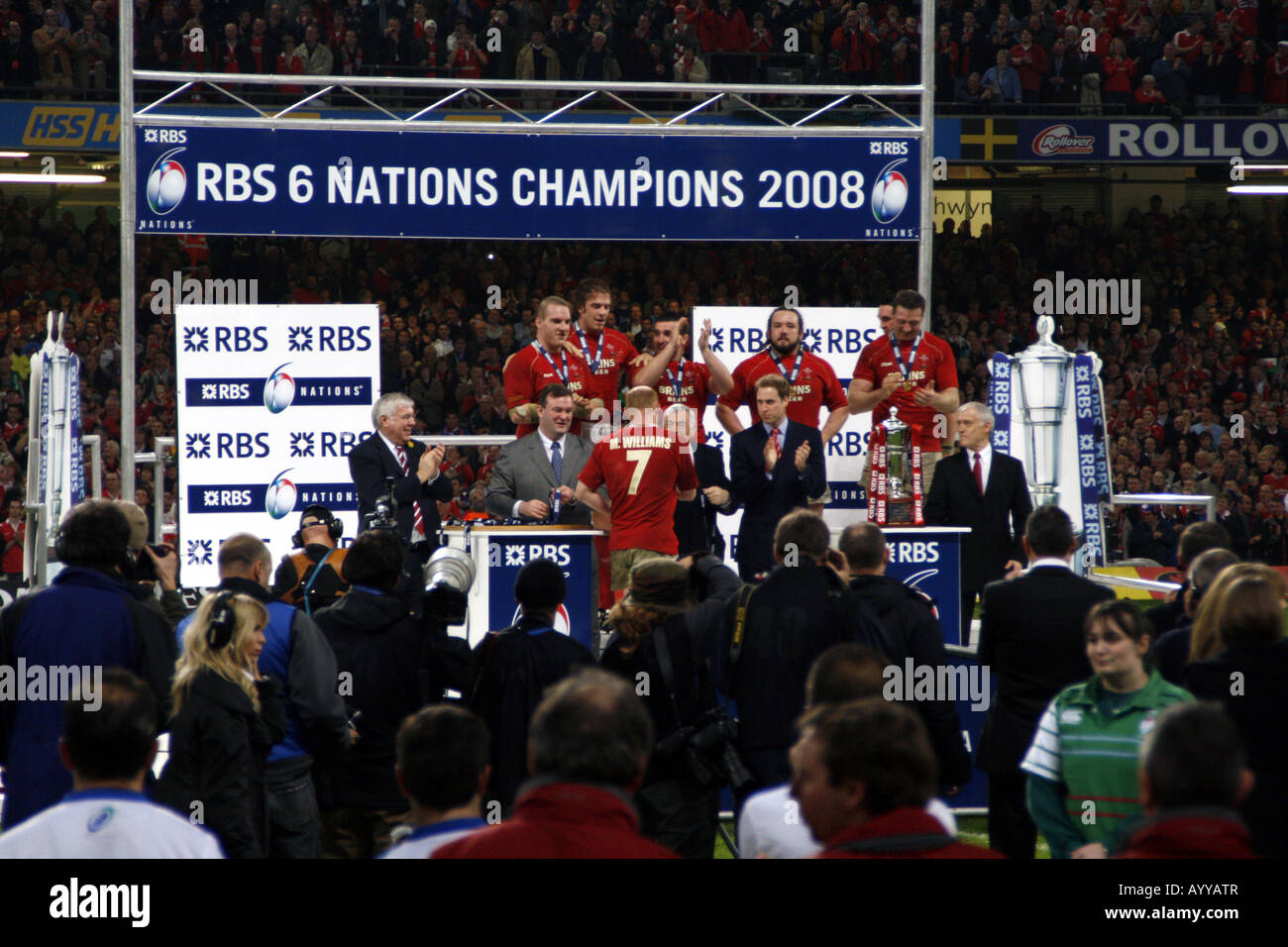 Présentation du trophée des 6 Nations au Pays de Galles. Le prince William sur le podium, Millenium Stadium, Cardiff, Pays de Galles, 2008 Banque D'Images