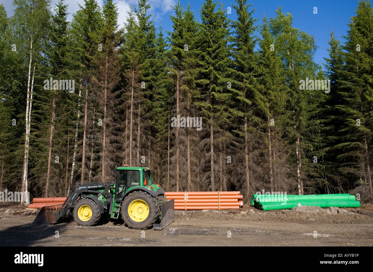 Tracteur et tuyaux de drainage à la construction des routes site , Finlande Banque D'Images