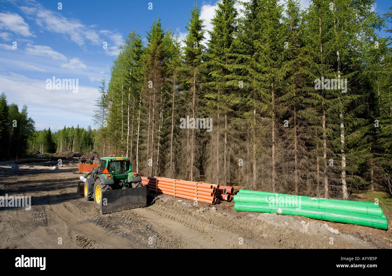 Tracteur et tuyaux de drainage à nouveau site de construction routière , Finlande Banque D'Images